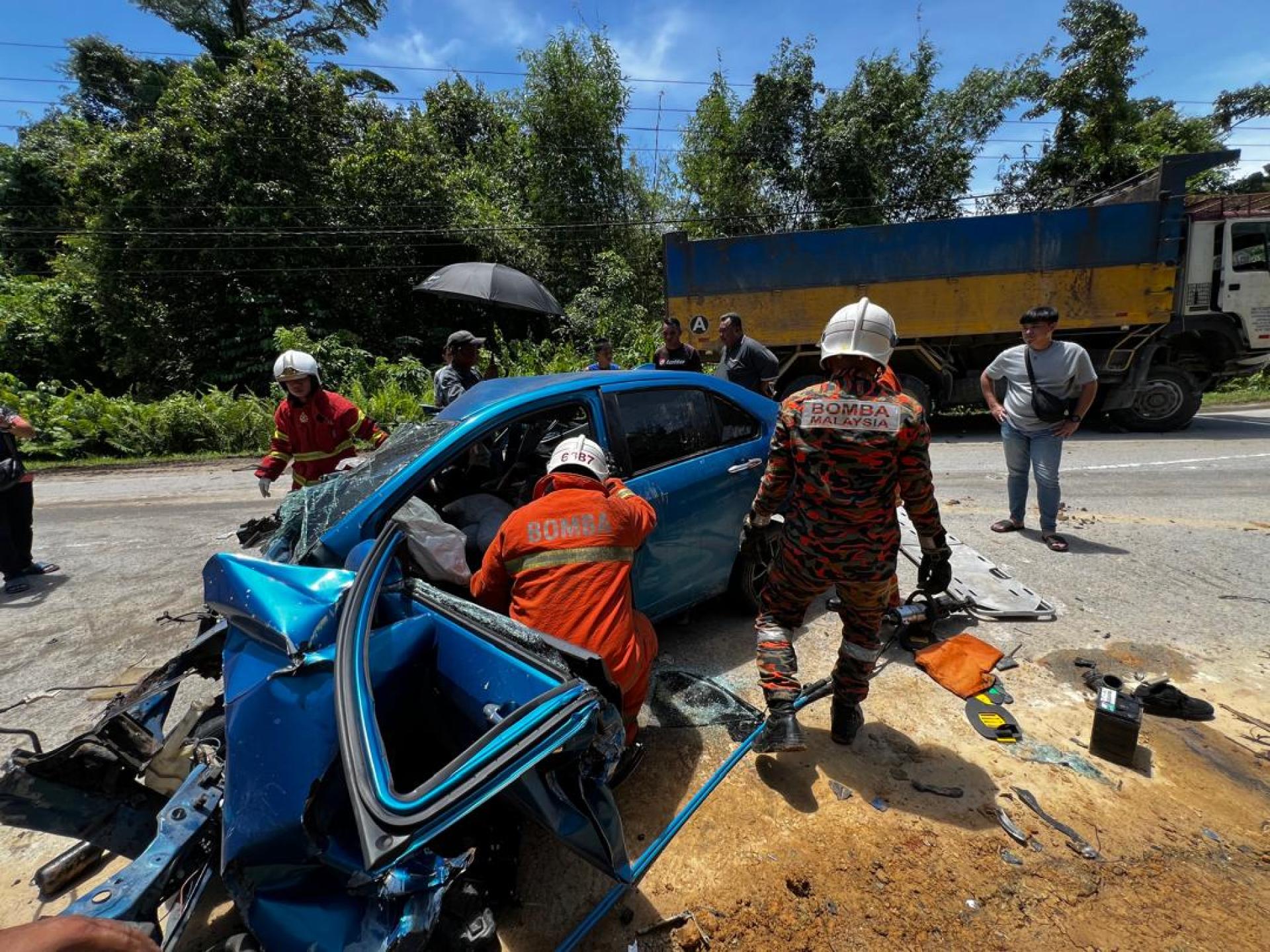 一辆轿车与一辆罗里在柏戈奴沿海公路发生碰撞，导致轿车内一男一女受困。