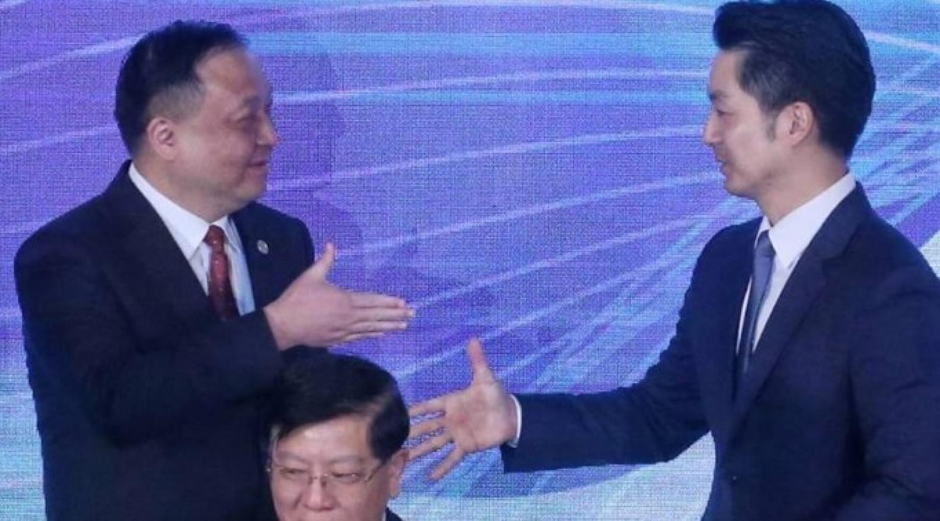 见证签署合作备忘录后，台北市市长蒋万安（后右）和上海市副市长华源握手。（图：中国时报）