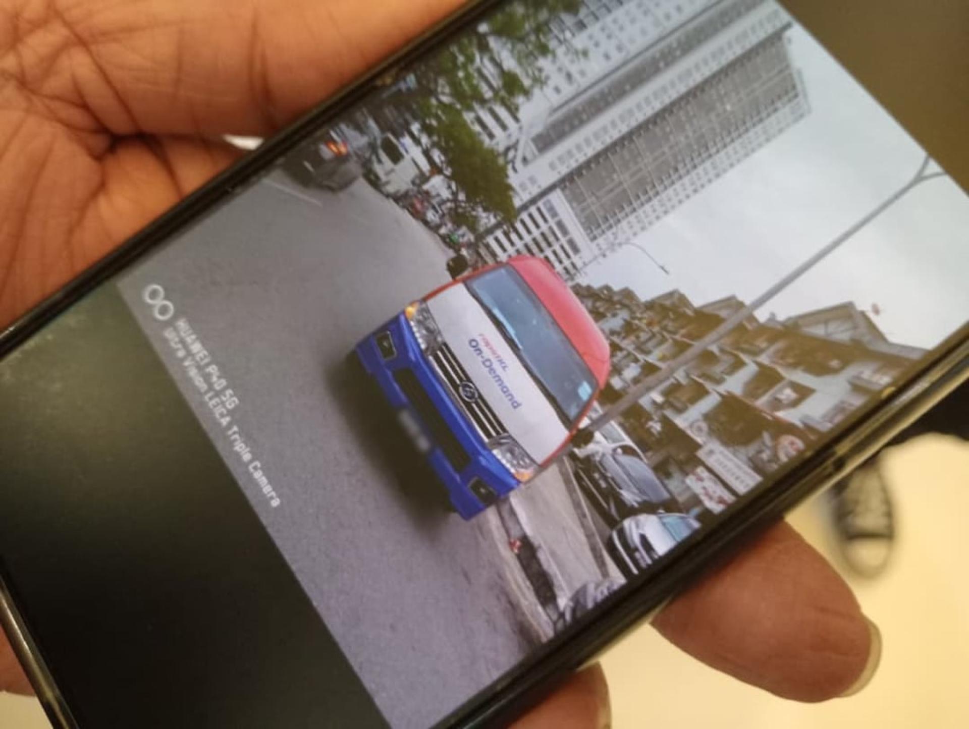 死者父亲出示图片，声称涉事车子是吉隆坡快捷通电召客货车。
