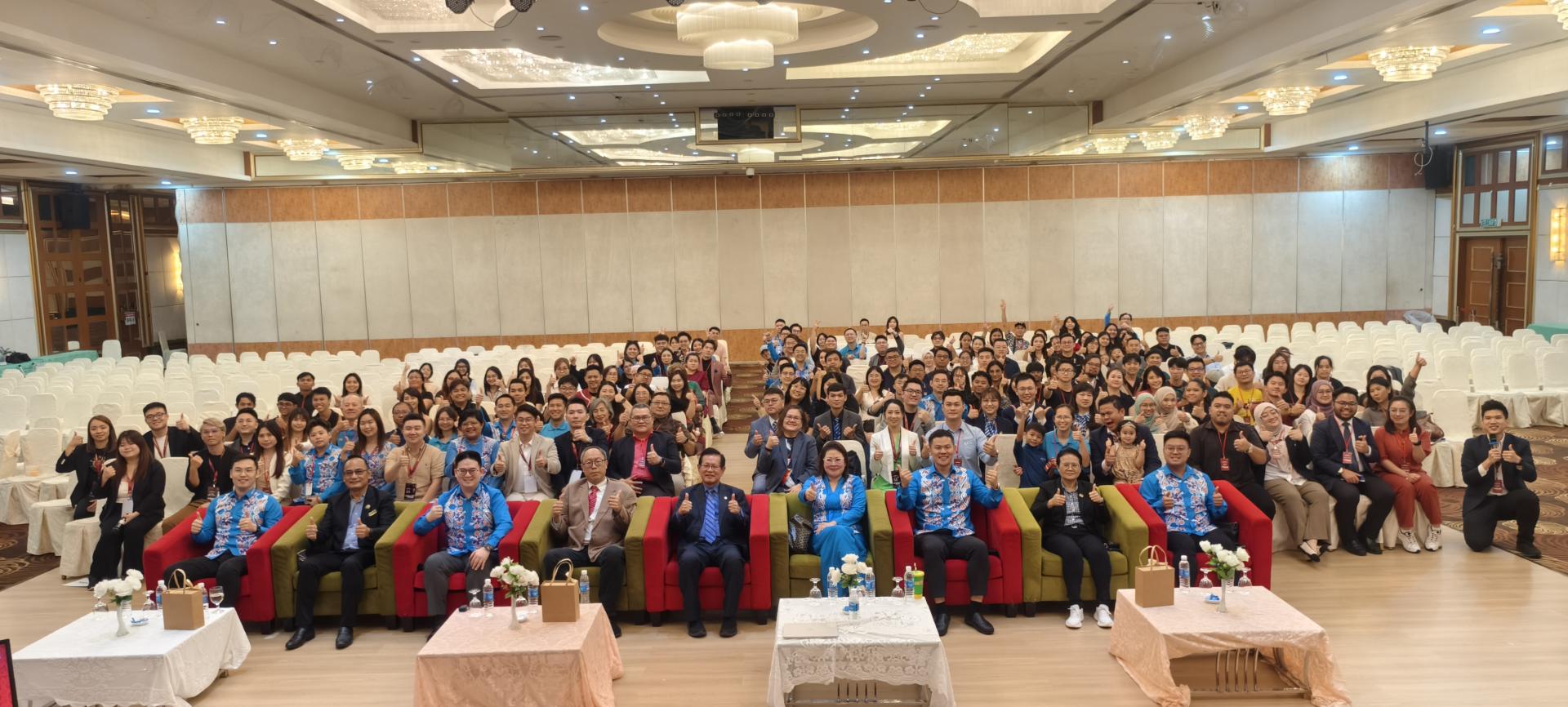 2025年马来西亚十大杰出青年（TOYM）论坛开幕嘉宾和全体出席者合影。