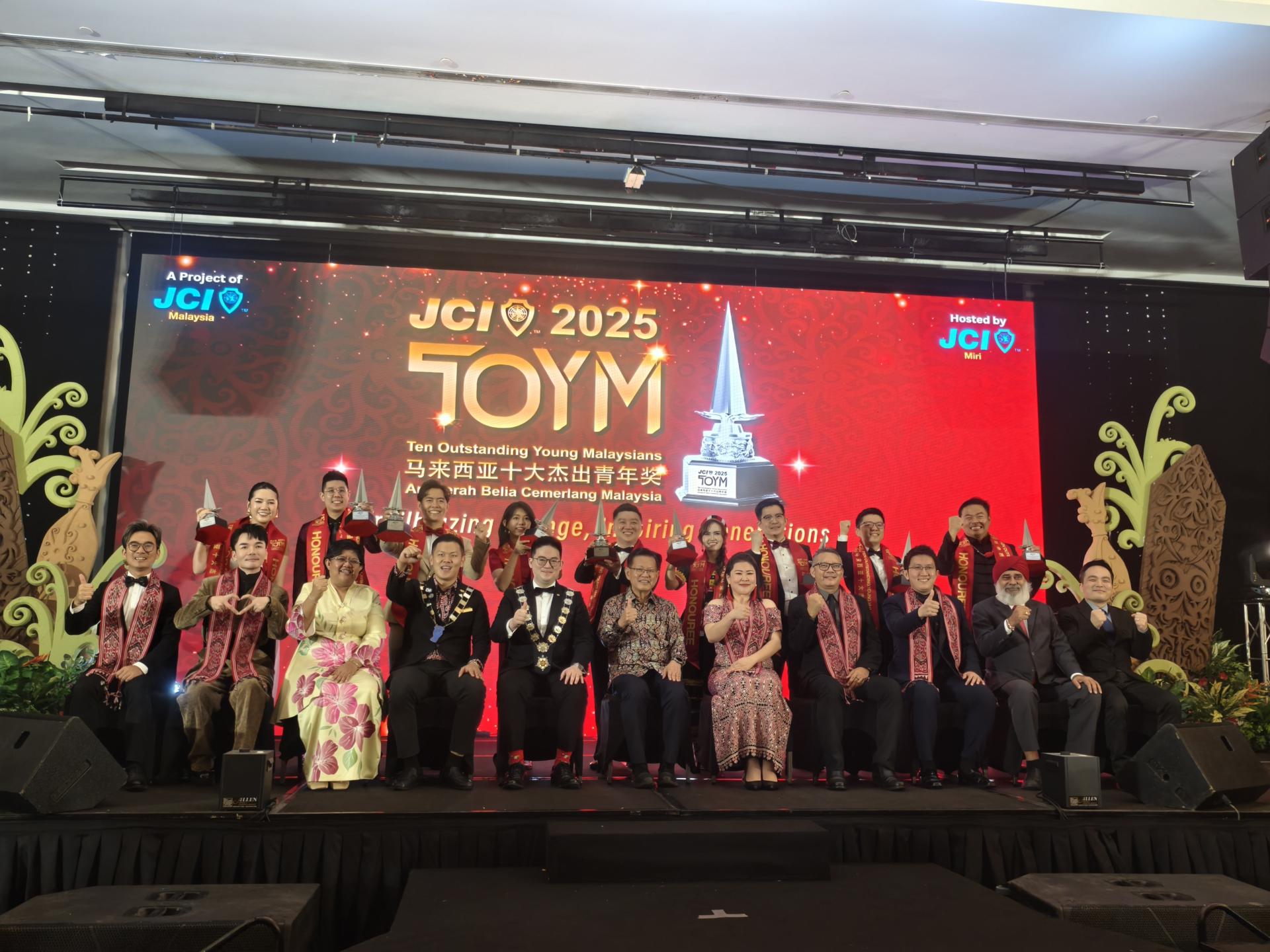 2025年度JCI马来西亚“十大杰出青年奖”得主与嘉宾合影。前排左4起为美里国际青年商会会长杨俊能、大马国际青年商会总会长陈炜坚、砂拉越交通部长拿督斯里李景胜及筹委会主席杨珺婷。