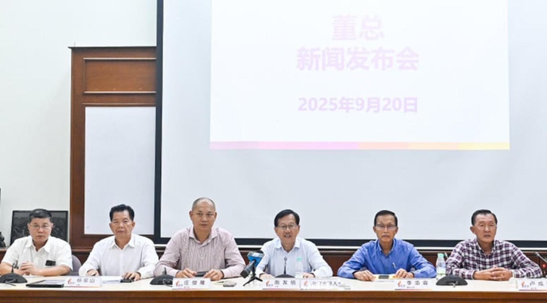 陈友信（左4）主持董总中委会后，在中委的陪同下召开记者会。左起为黄再兴、杨安山、庄俊隆、李添霖及卢成良。