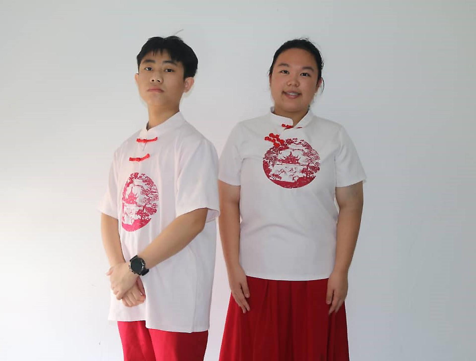 培中文娱晚会相声演员杨谦玮（左）和钟馨儿（右）。