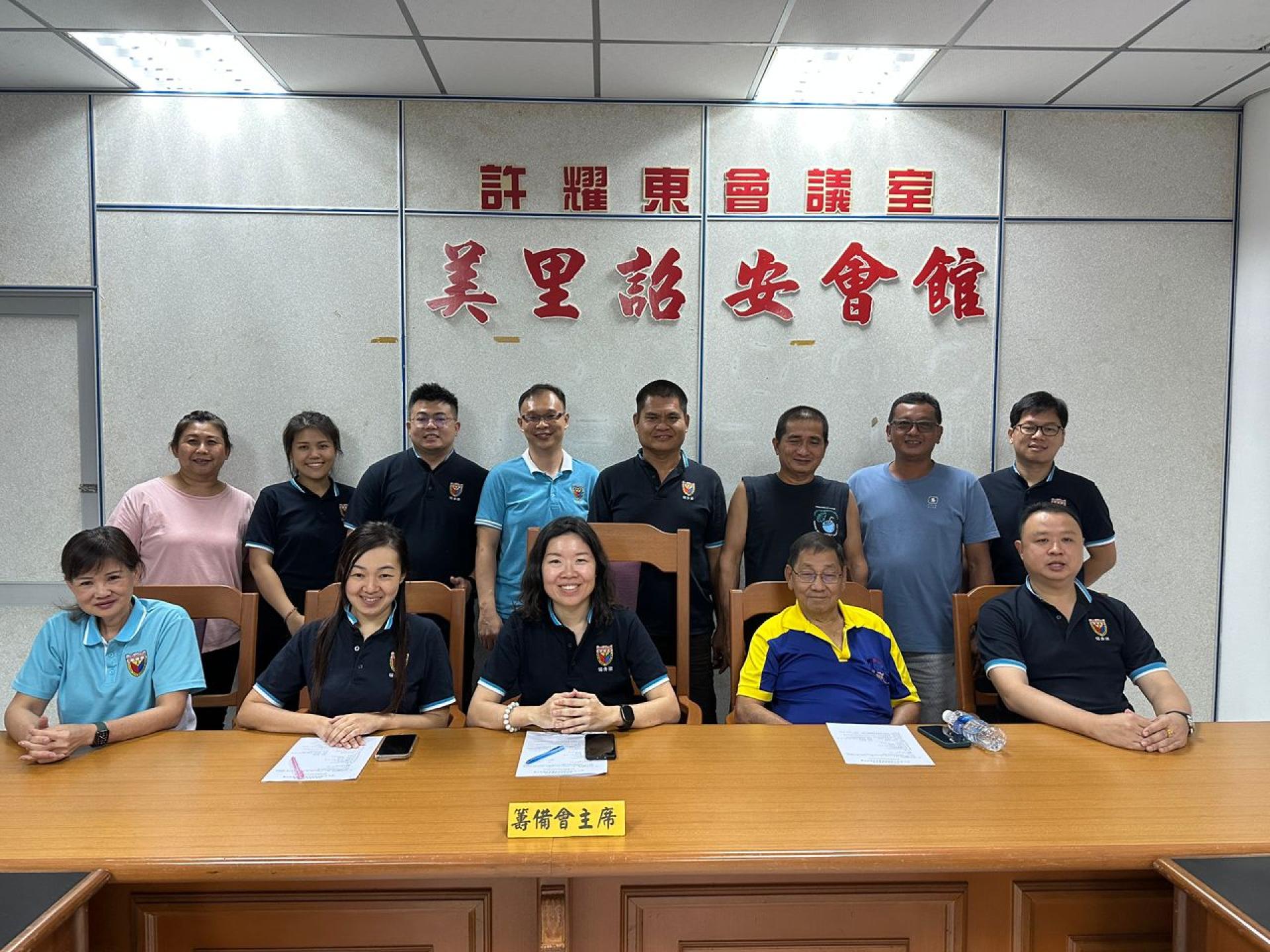 “笔墨承中华，童心写未来”小学硬笔及毛笔书法比赛筹备会成员合影。前排右起为美里诏安会馆青年团团长许伟强、会长林贤德、筹备会主席沈佳欣。