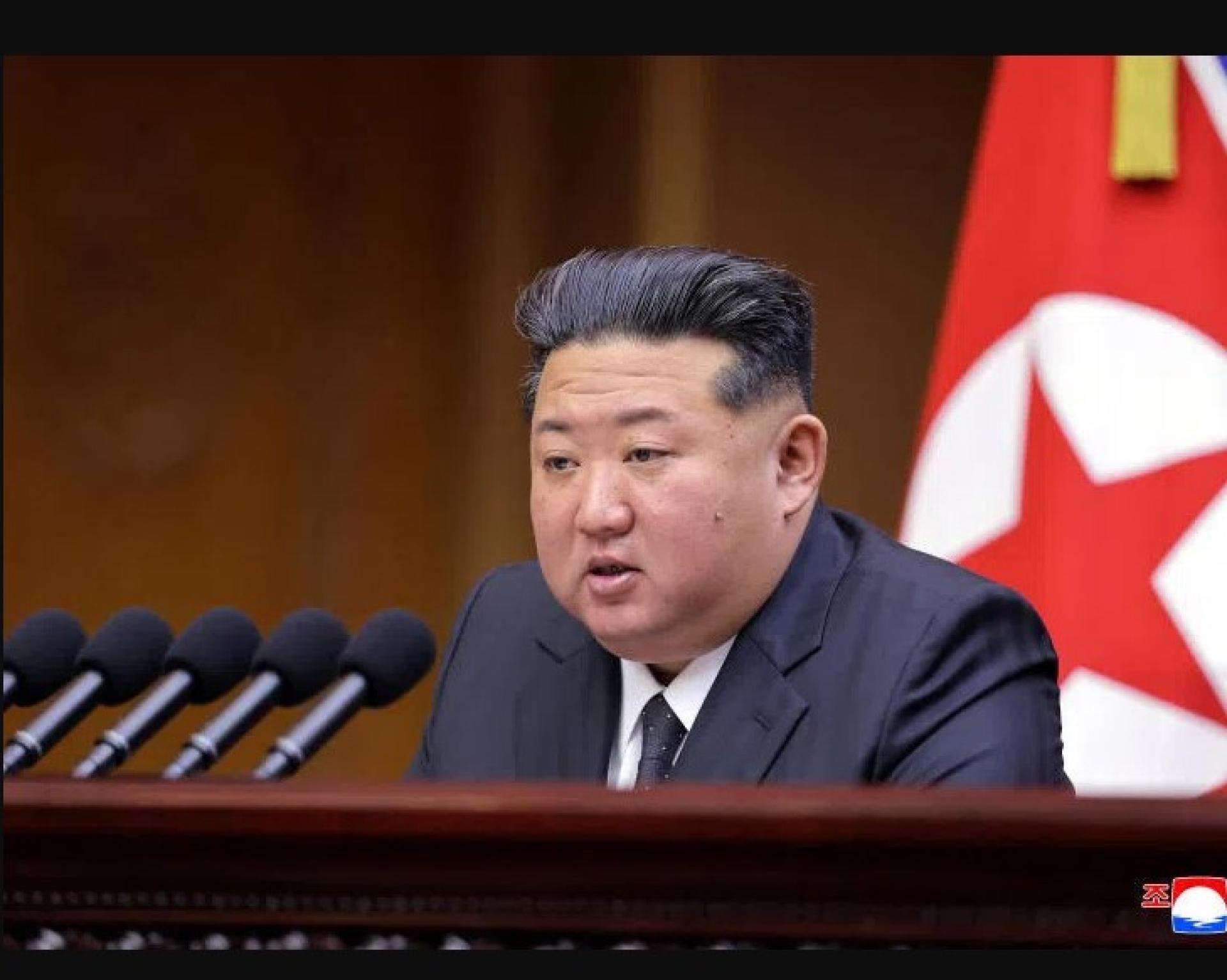 朝中社星期一（9月22日）发布的照片显示，朝鲜领导人金正恩在平壤举行的最高人民会议第14届第13次会议上发表讲话。