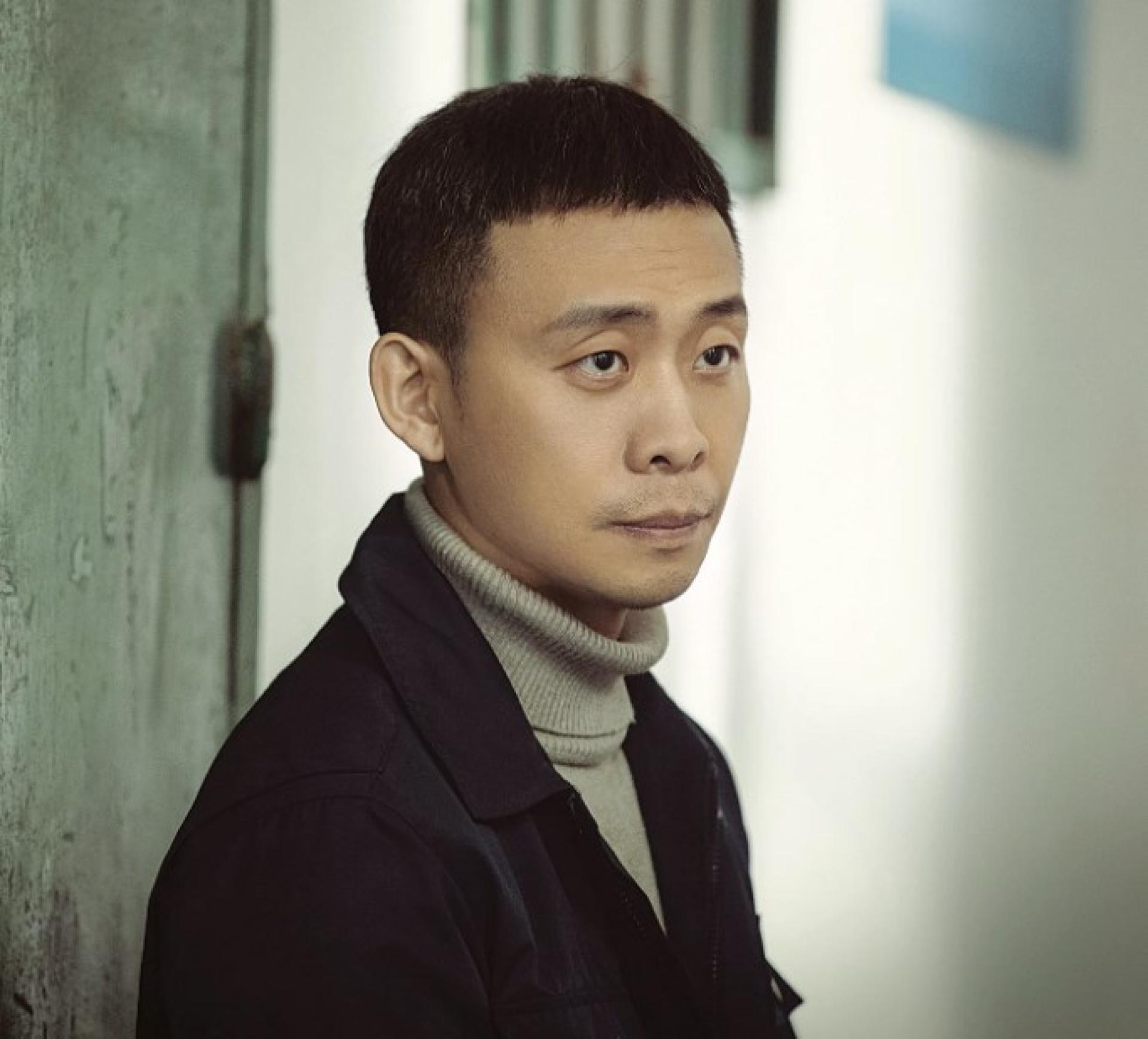 张译主演悬疑剧《他是谁》。