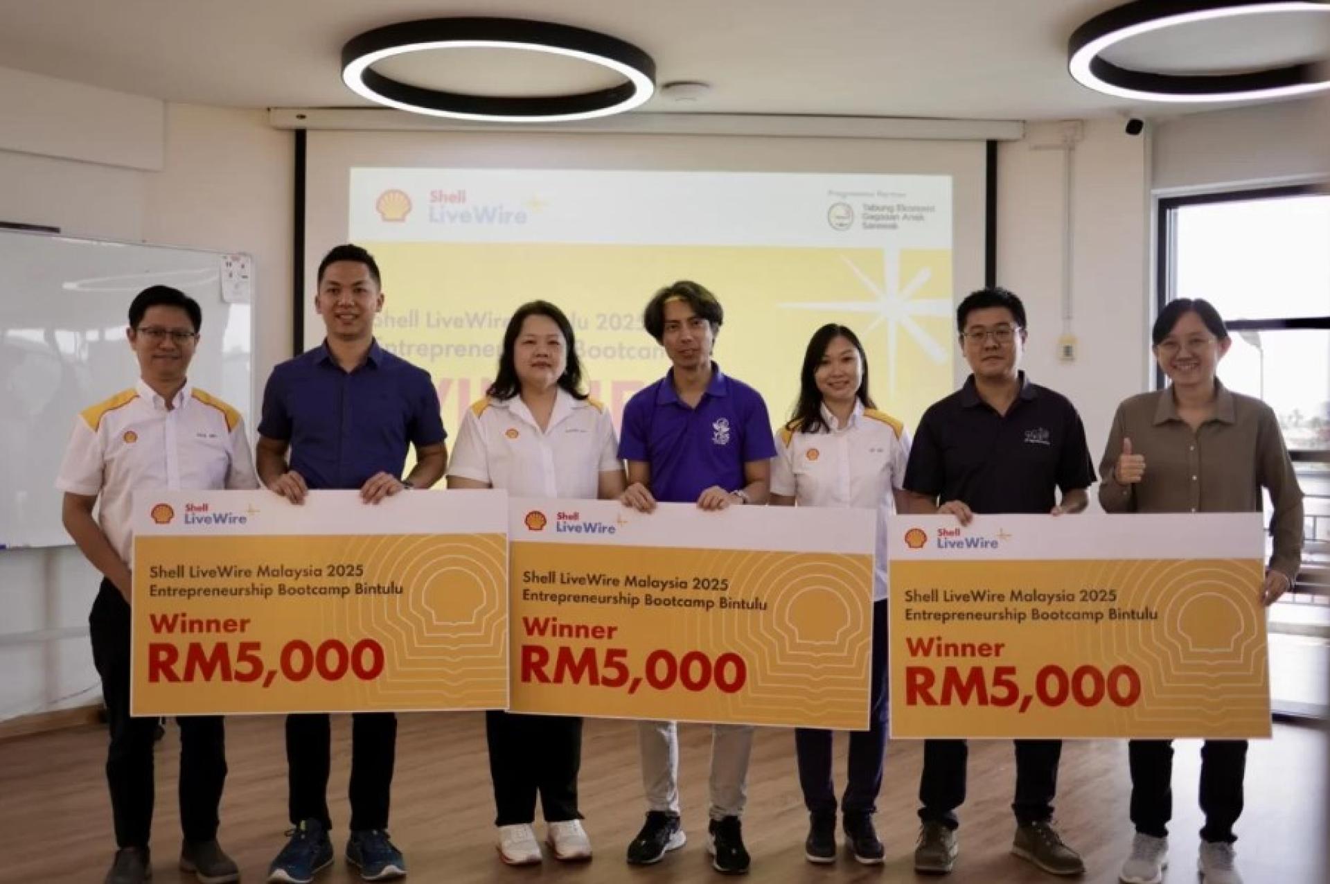 （左起）Paul Siew、Logical Structure有限公司代表、Karen Lau、Yield Sight System代表、壳牌资本项目与项目中心主管Toh Jia Lin，以及JF Agroforestry代表在颁奖典礼上合影。