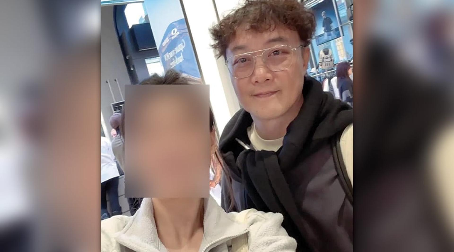 女粉兴奋合影快躺入怀里，陈奕迅退一步保持绅士距离。