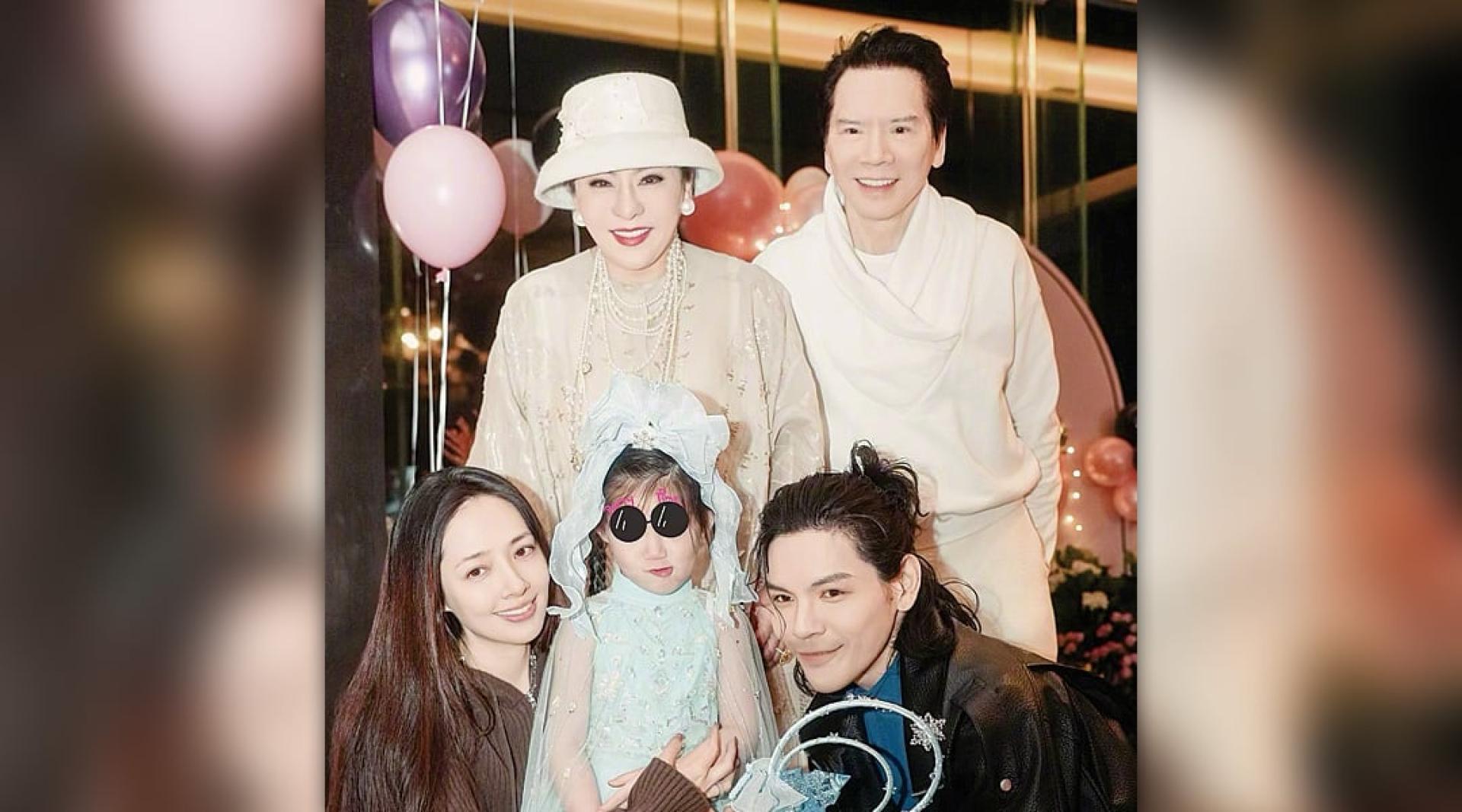向华强（后排右起）一家人每年举办盛大庆生会，太太陈岚与儿子向佐（前排右起）、媳妇郭碧婷和乐融融。