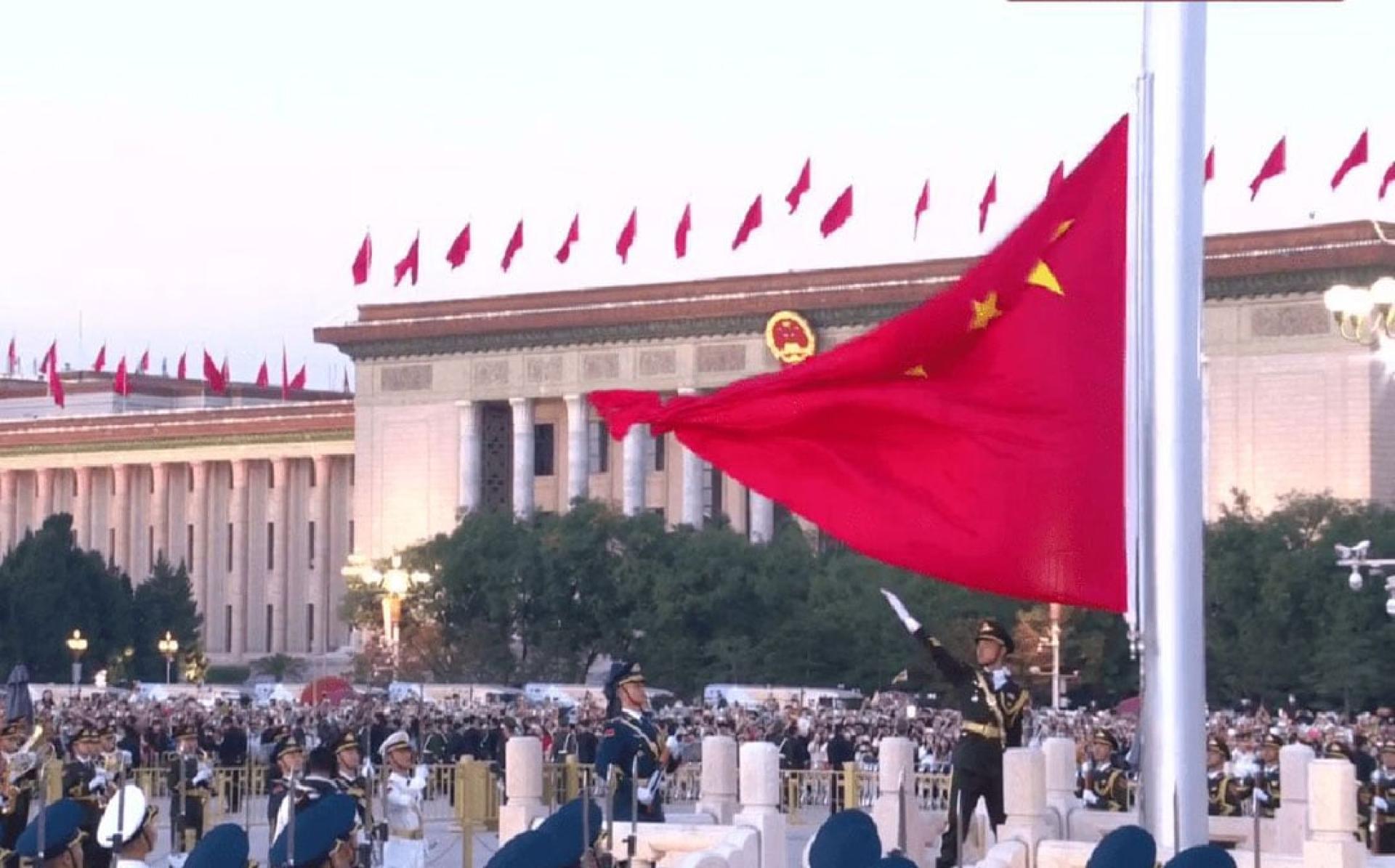 天安门广场举行中国国庆升旗仪式。