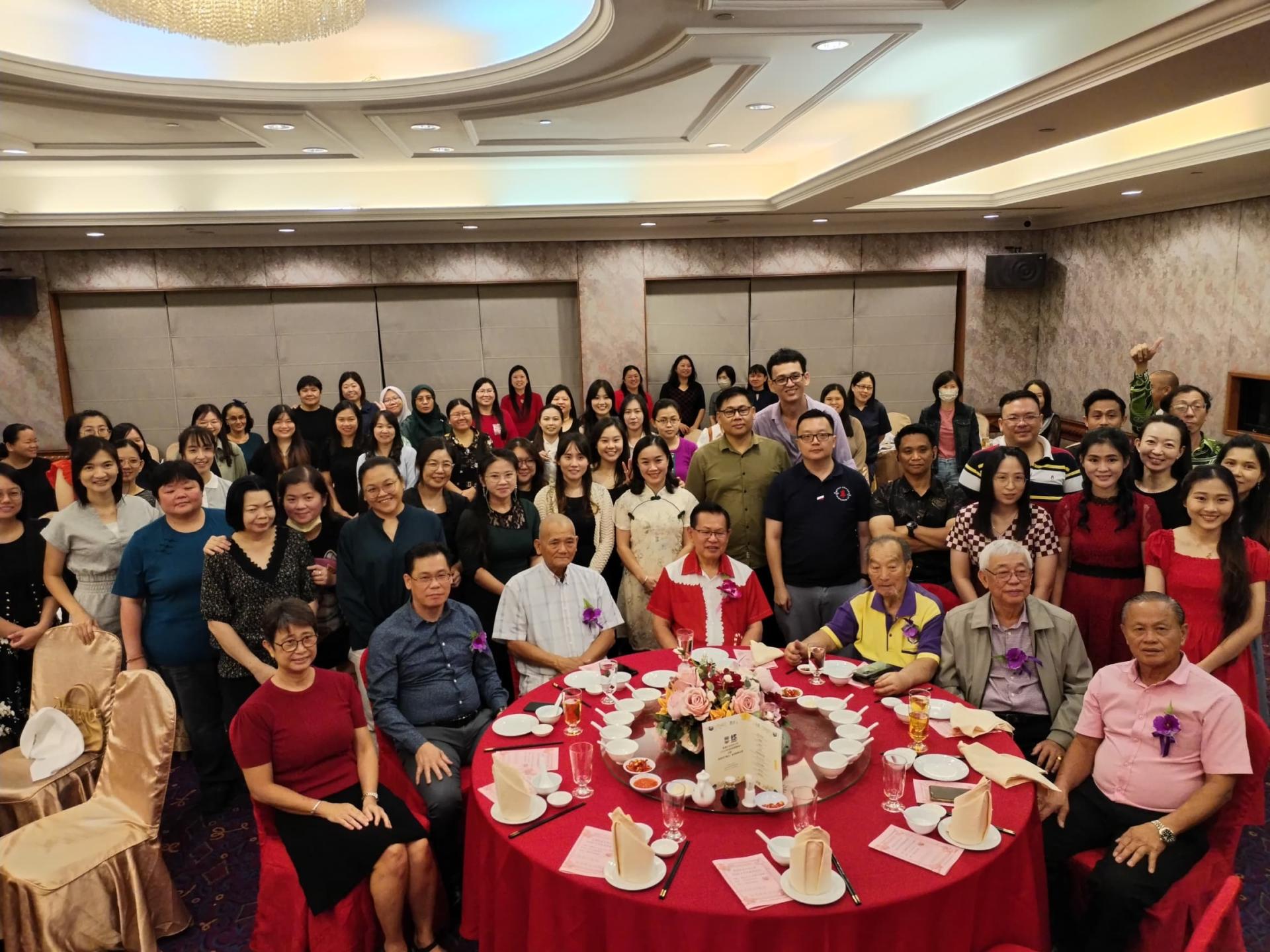美里杜当中华公学年终暨感恩晚宴出席者合影。