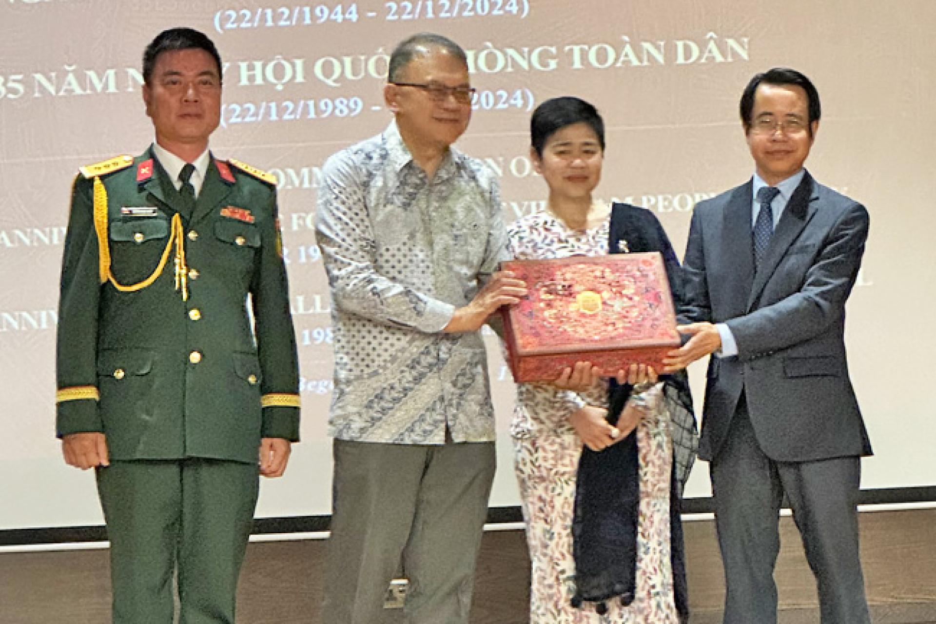 越南驻汶莱大使陈英武赠送纪念品予主宾
