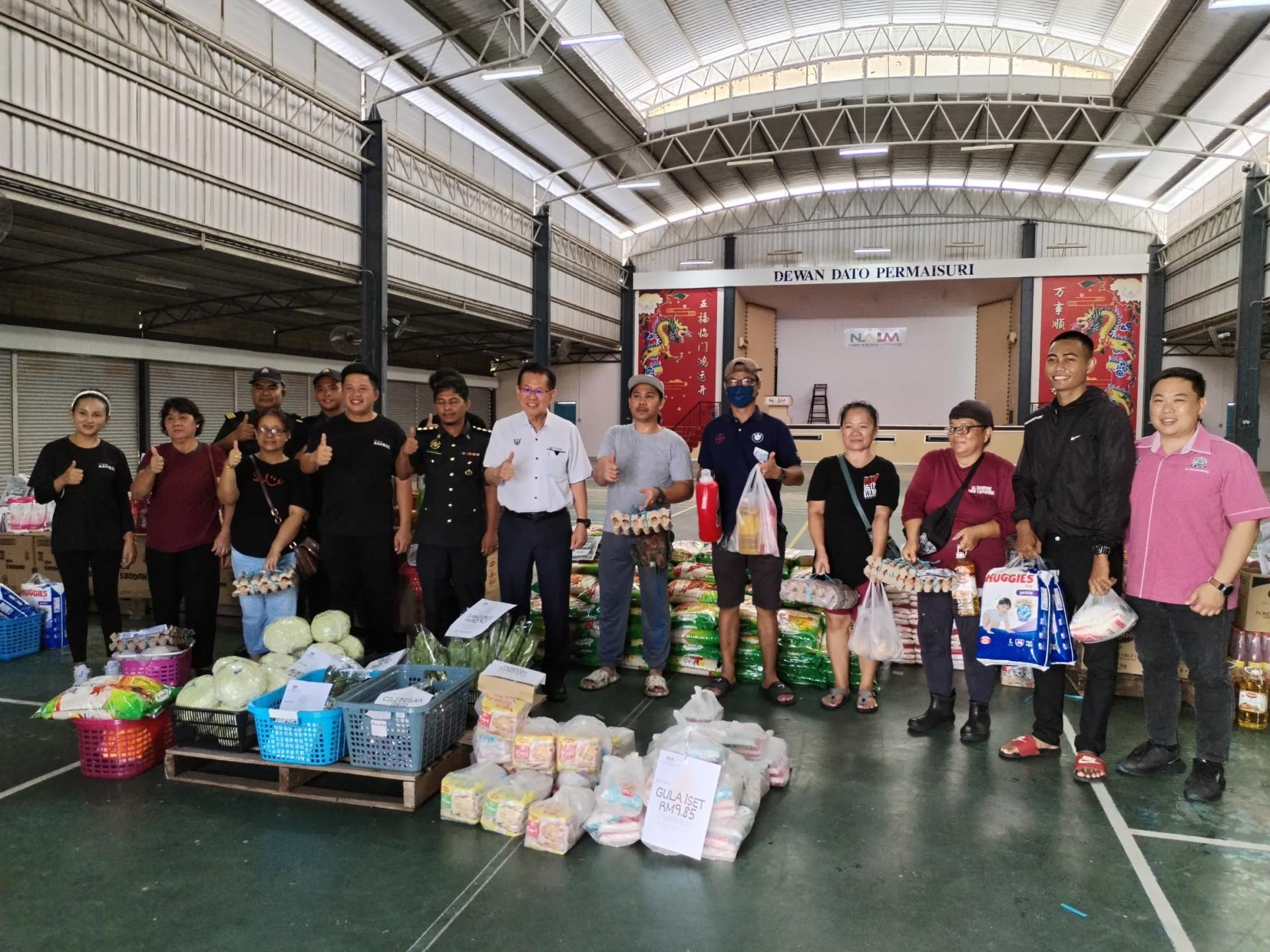 砂交通部长拿督斯里李景胜（左6）与购物的民众合影。