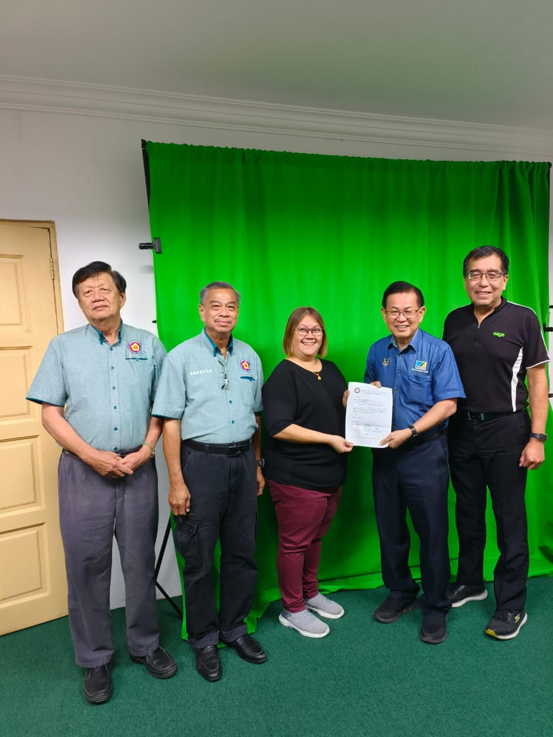 美客家公會财政兼筹备会主席廖秀云（中）移交邀请函給砂交通部长兼该会会长拿督斯里李景胜。