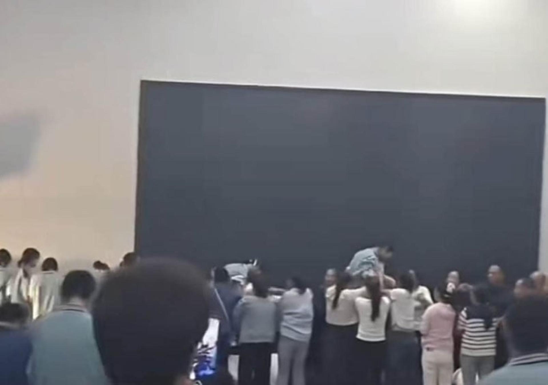 郑州一中学举办“愧疚教育”活动，家长跪地任蒙眼子女踩背。