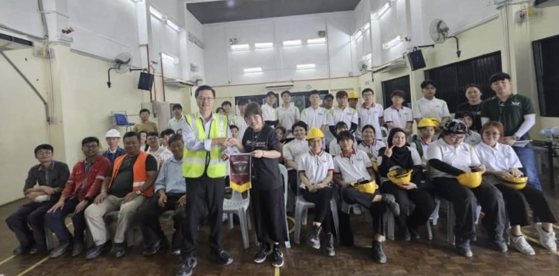 莱拉泰益学院讲师沈筱巧（右）移交旌旗予诗巫水务局副总经理刘本荣先生（左）。