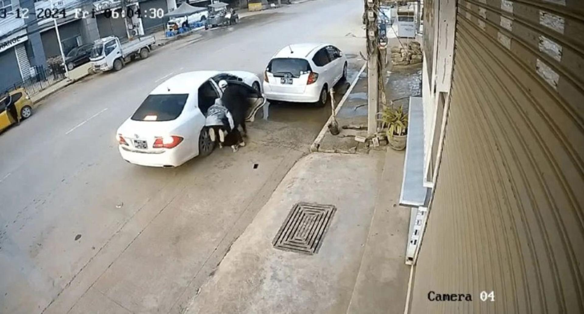男事主极力反抗，绑匪直接将他抬起掷进车厢。