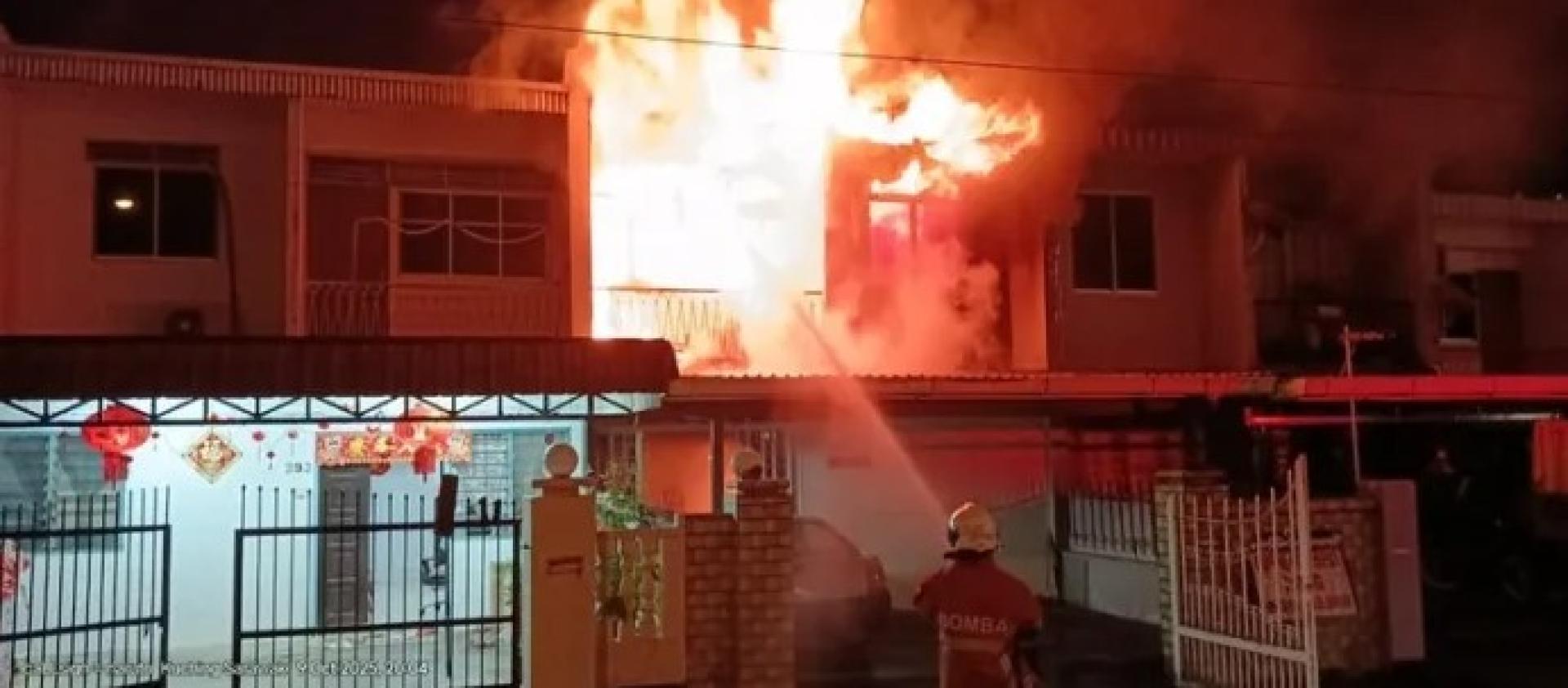 消拯员于2025年10月9日奋力扑灭肯雅兰花园一间起火住宅的熊熊烈焰。