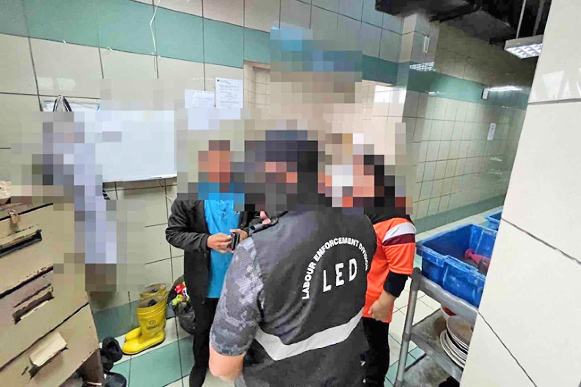 执法人员进行检查