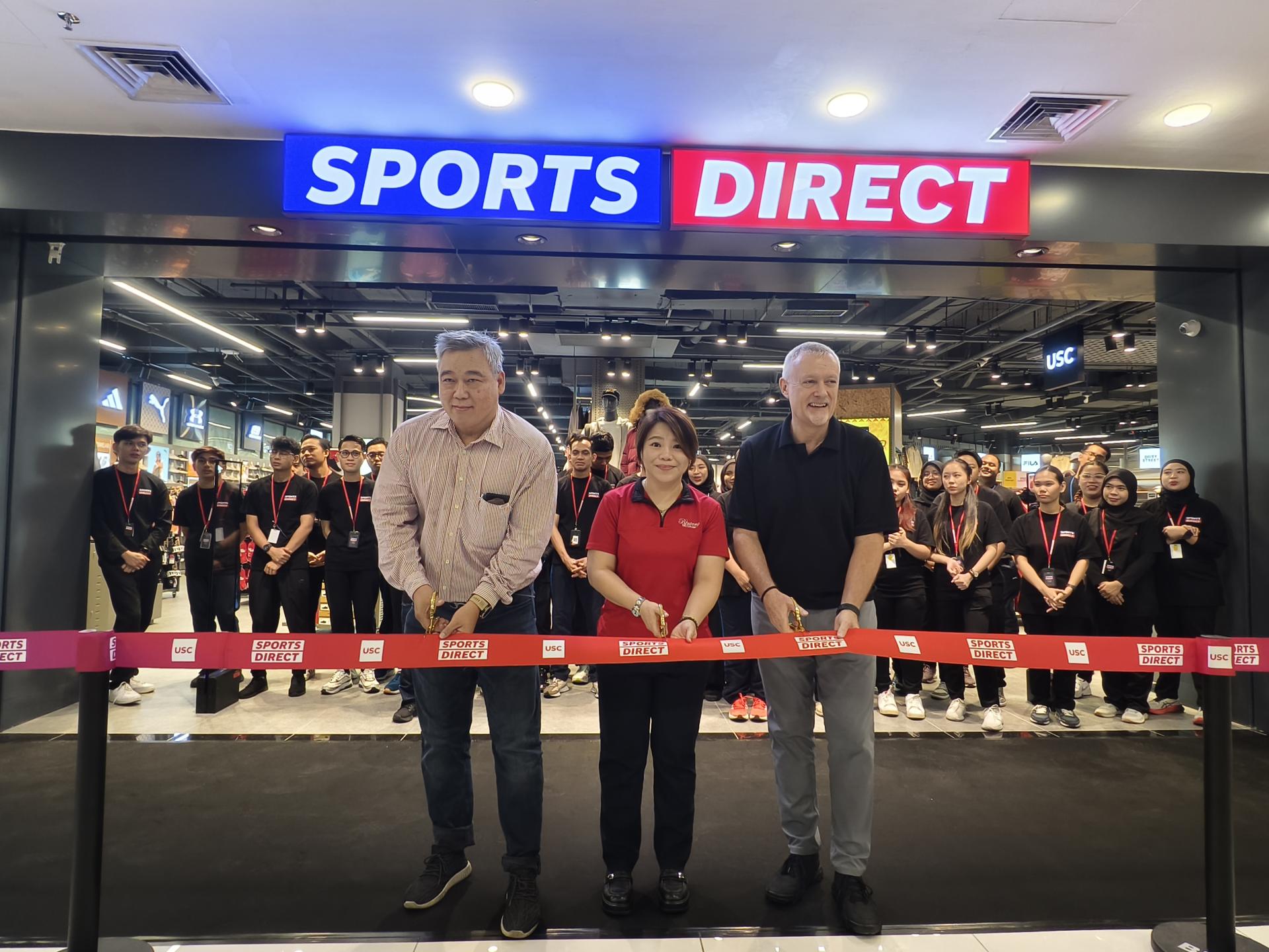 众嘉宾为Sports Direct在美里星城购物广场3楼开设的砂拉越第二家分行及首家街头服饰品牌  USC进行剪彩仪式。右起为Frasers Group亚洲董事总经理Paul Gibbons、星城购物广场总经理陈苏玲，以及星  城购物广场执行董事刘秉汉。