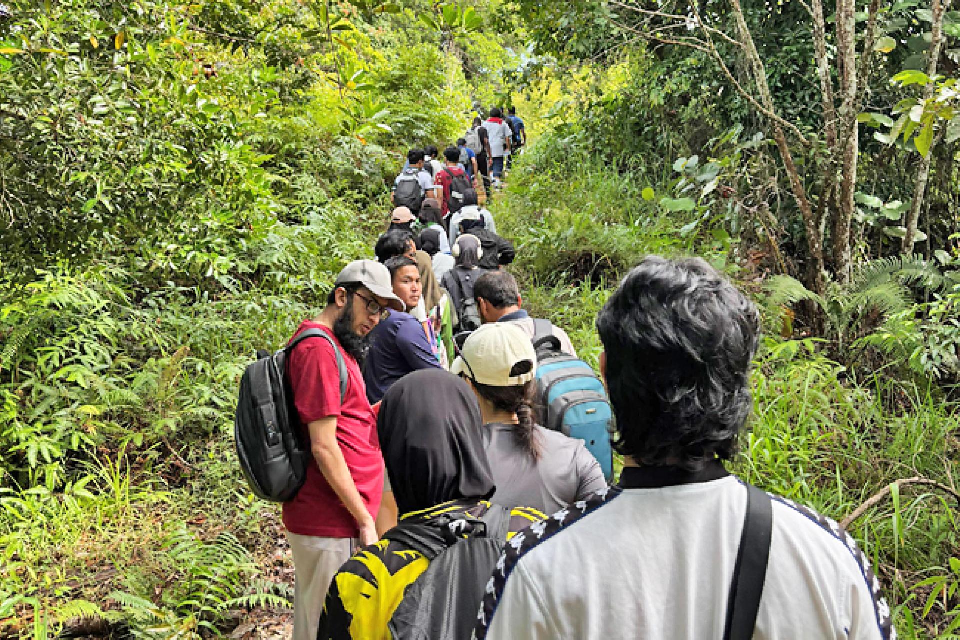 登山活动在进行