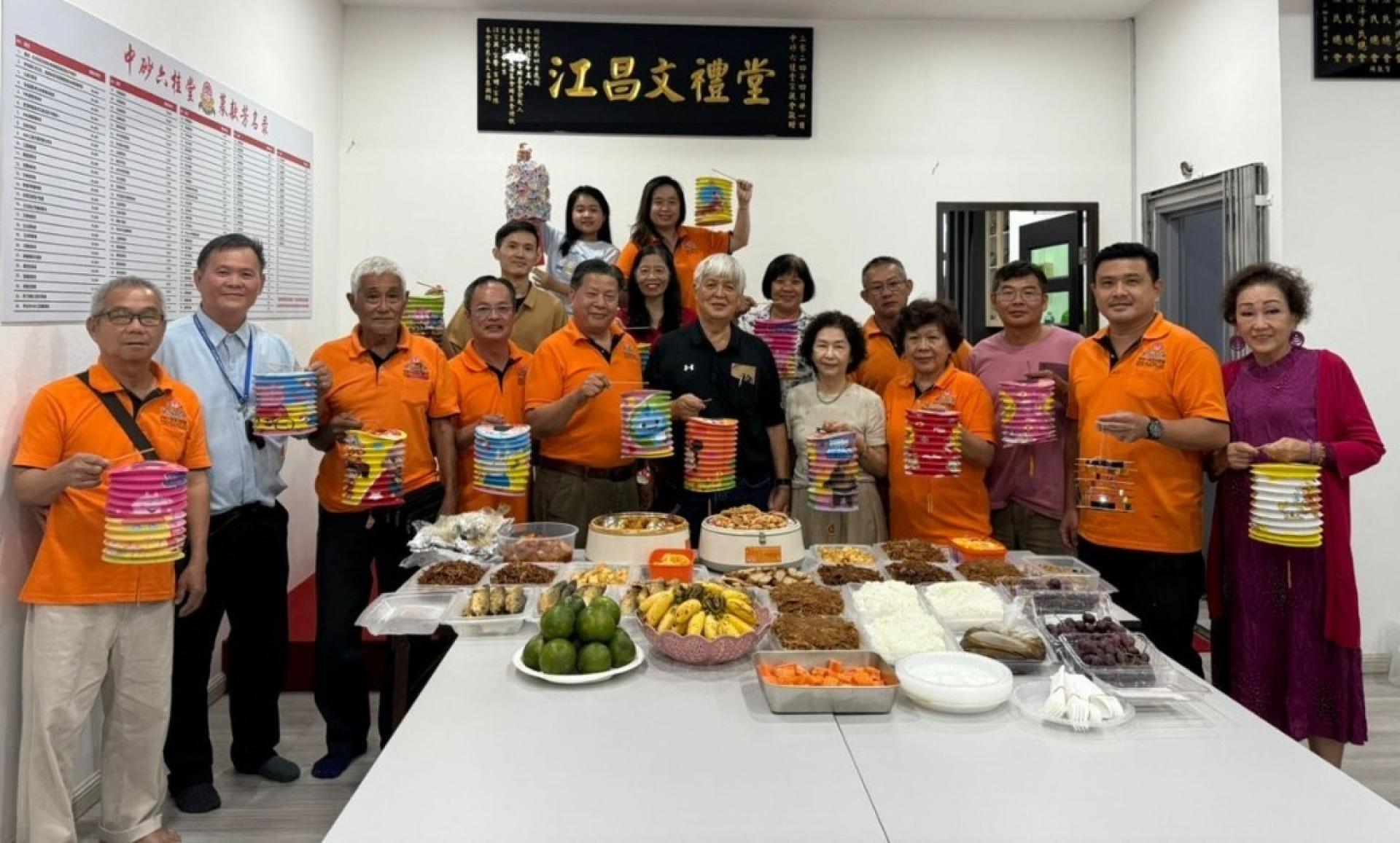 中砂六桂堂宗亲会庆中秋晚会。前排左五为该会主席江宗兴、左六为筹委主席洪荣裕等人。