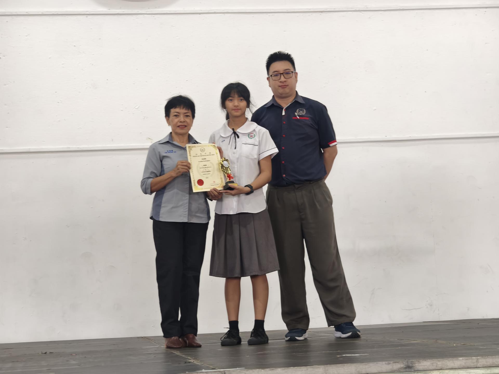 培民中学董事林筱娃（左）颁发2024年其中一组全级第一名给得奖学生。