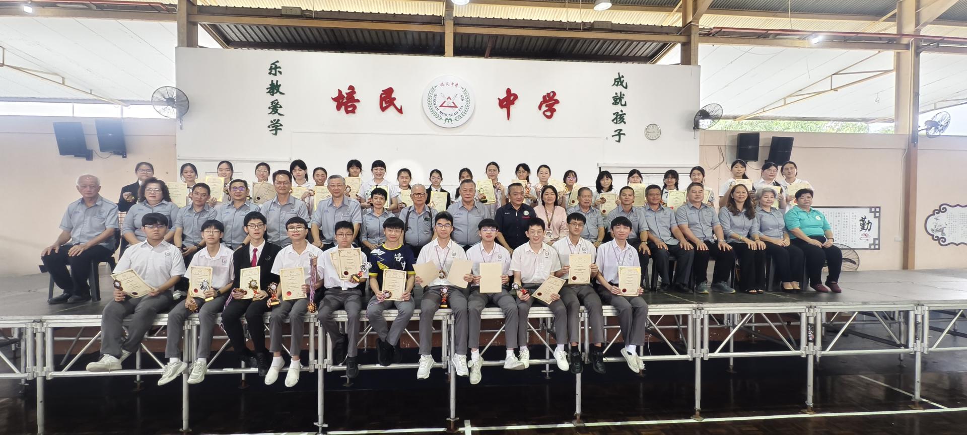 培民中学董事成员在结业礼上与2024年全级前三及各科特优生合影。