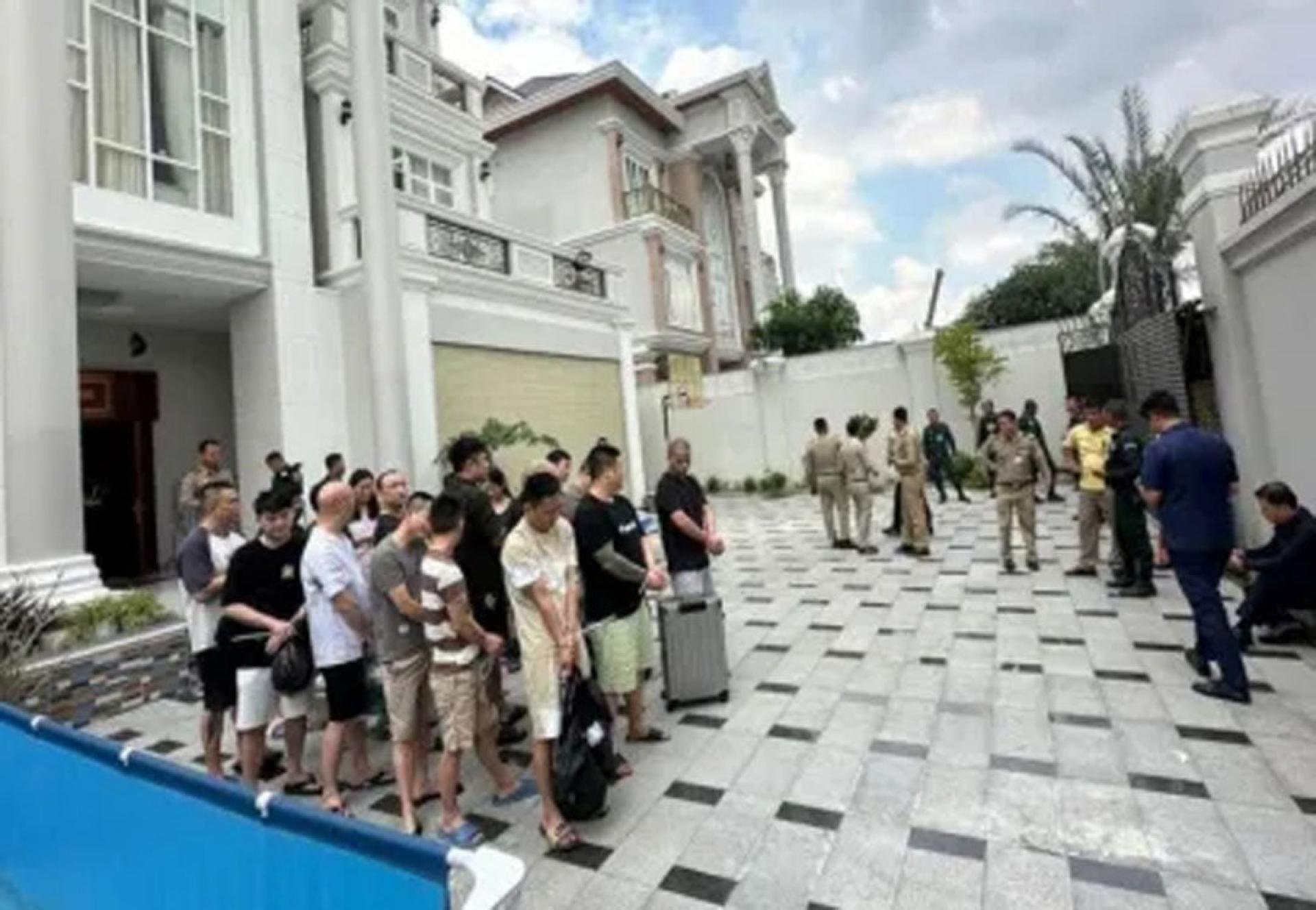 金边警方近日在森速区一栋别墅内成功捣毁一个电信诈骗窝点。