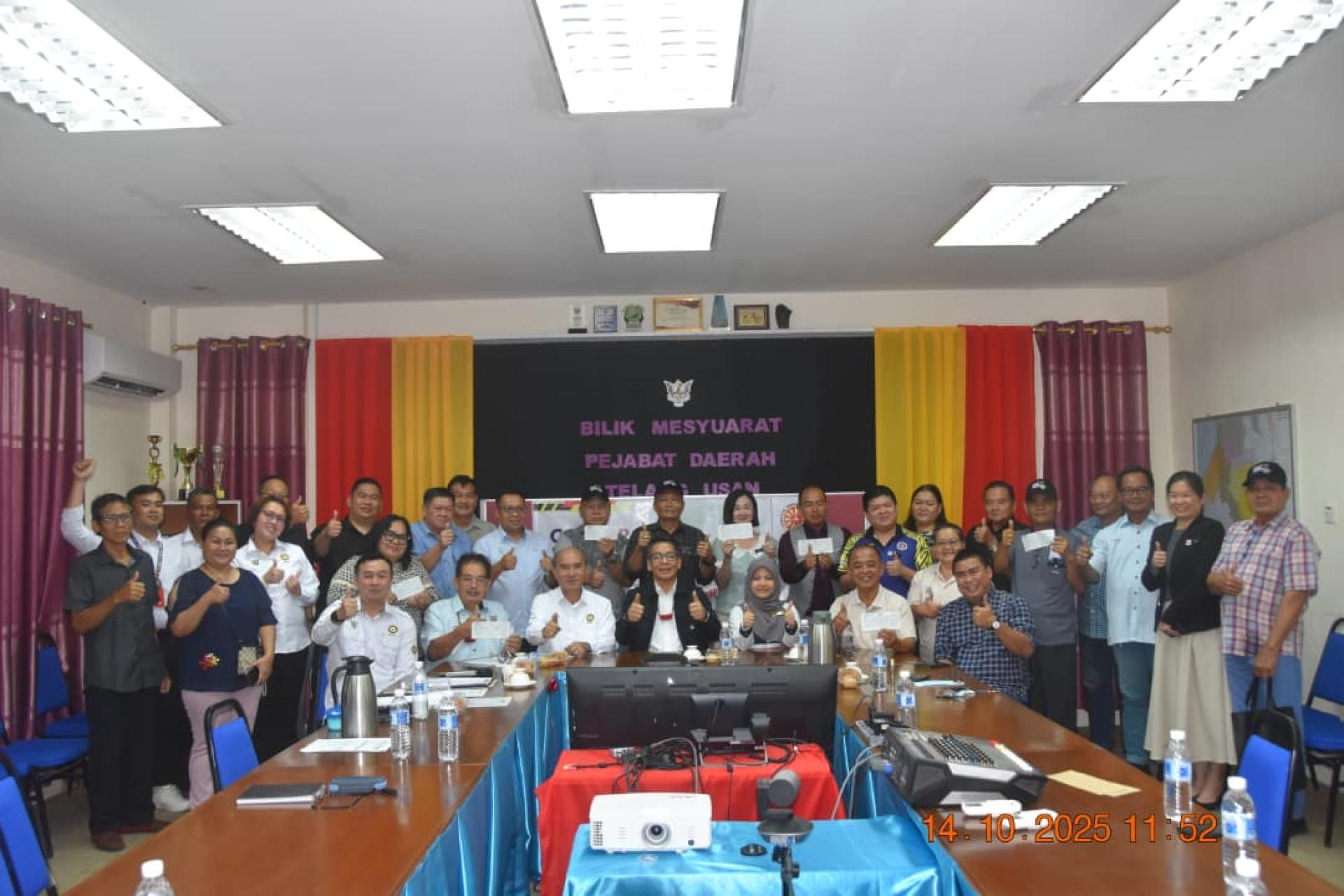 砂拉越土地与测量局落实企业社会责任计划，弄拉玛9单位受惠。前排中为德朗乌山州议员拿督丹尼斯敖。