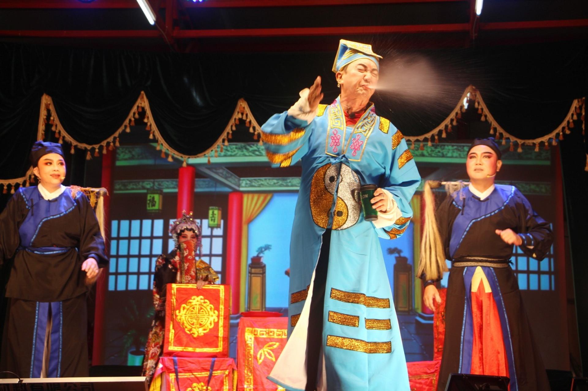 腾云殿副董事长程永年（中）应邀特别登台参与演出，为当晚的歌仔戏剧《兄弟双巡按》增添亮点