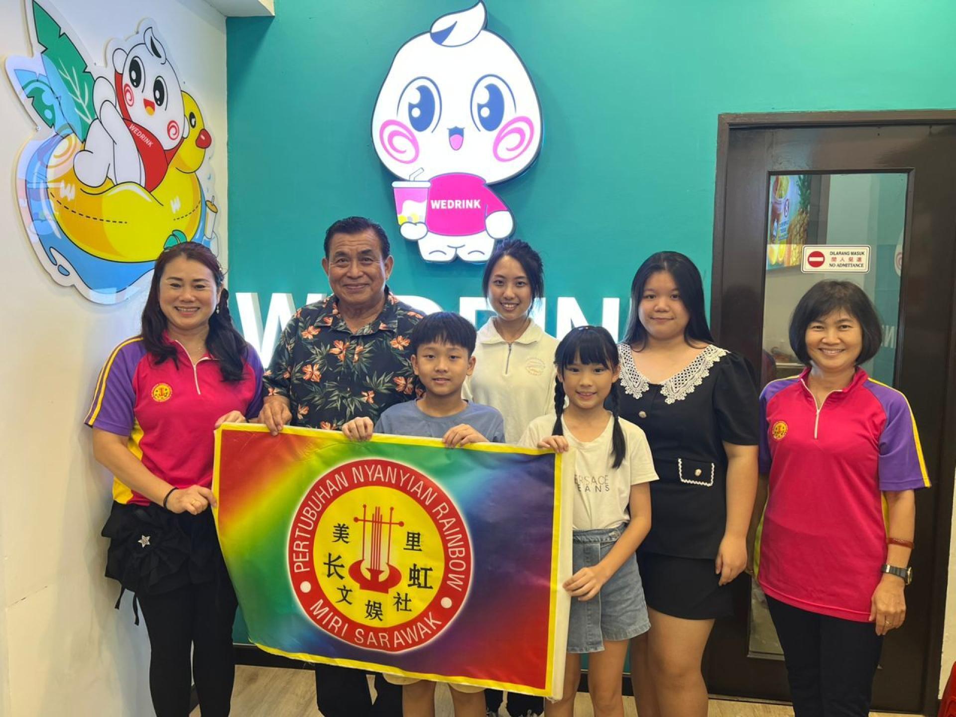 美里长虹文娱社为参加友邦少年儿童歌赛队伍授旗。