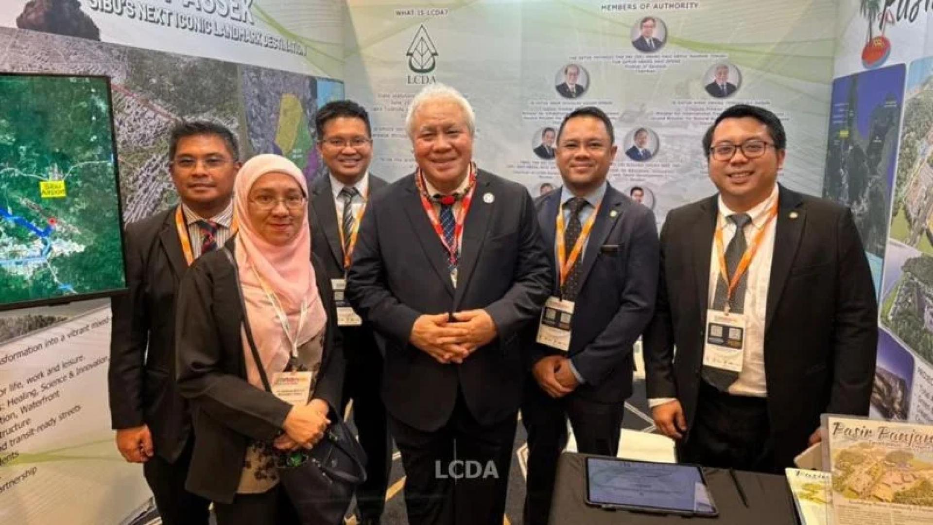 Timbalan Premier Sarawak, Datuk Amar Awang Tengah Ali Hasan ketika melawat ruang pameran LCDA.