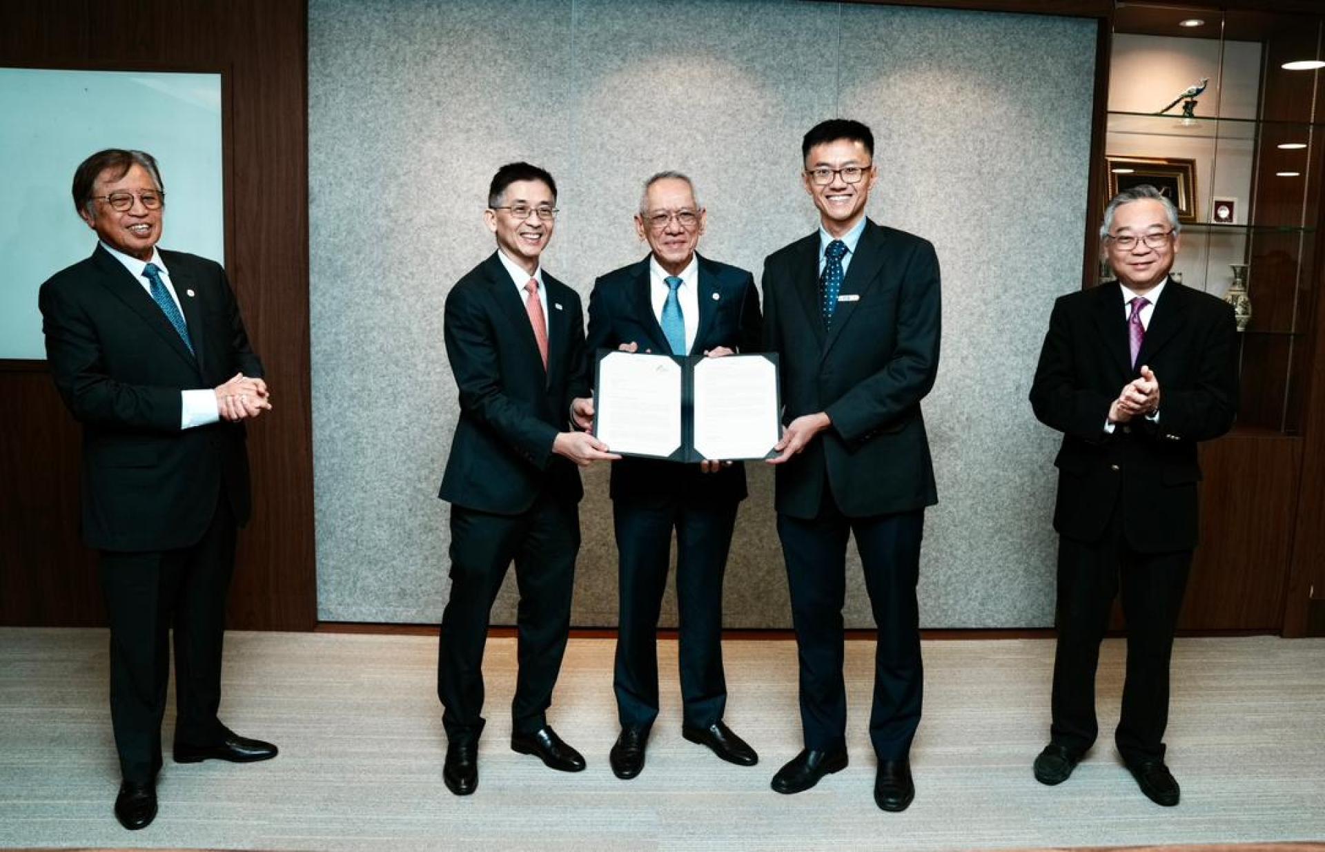 Abang Johari dan Gan Kim Yong (kanan) menyaksikan penyerahan Surat Kelulusan Bersyarat oleh Eugene Toh (dua dari kanan) kepada Ibrahim (tengah) serta Kim Yin (dua dari kiri).