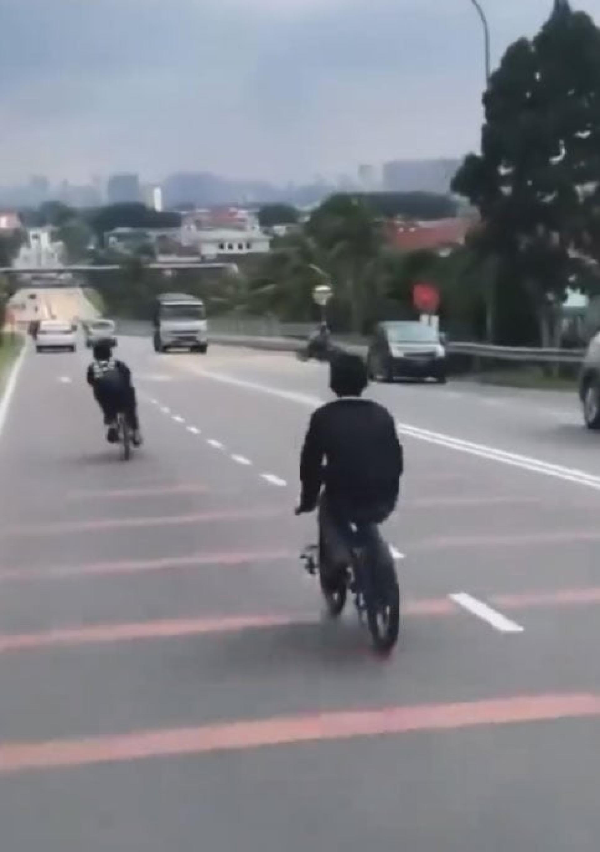 蚊型脚车在下坡路穿梭，险象环生。