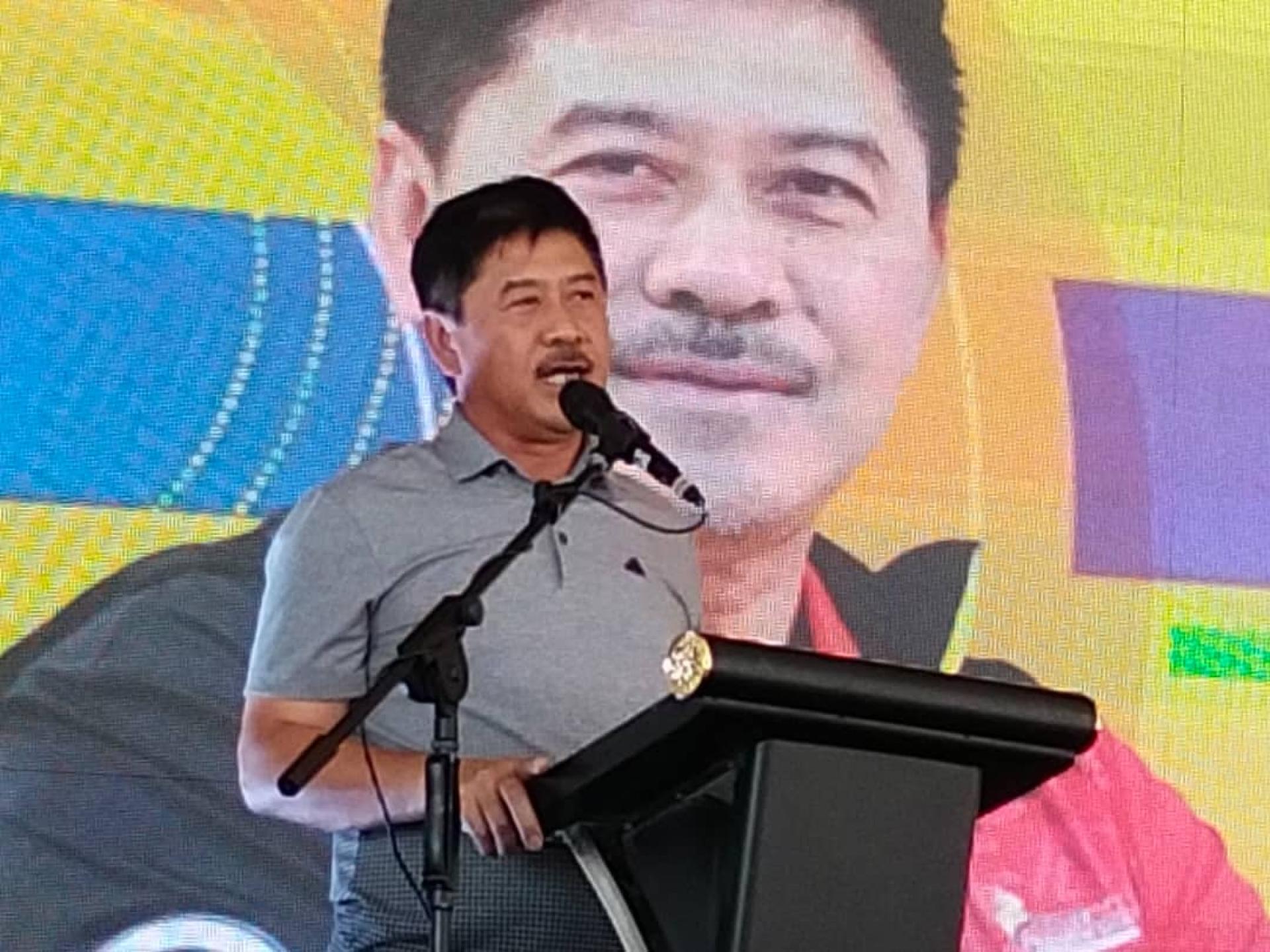 Dr. Ripin semasa berucap merasmikan program Youth Marketplace sempena sambutan Minggu Belia Sarawak 2025 di padang Dewan Suarah Bintulu pada Sabtu.