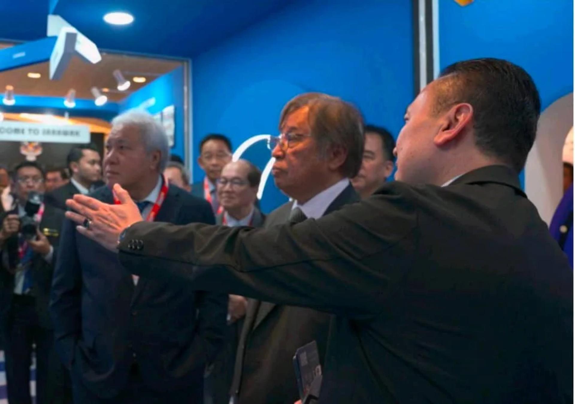 Pengarah Unit Imigresen dan Pengurusan Buruh (ILMU), Richard Lon, bersama Premier Datuk Patinggi Tan Sri Abang Johari Tun Openg dan Timbalan Premier, Datuk Amar Awang Tengah Ali Hasan.
