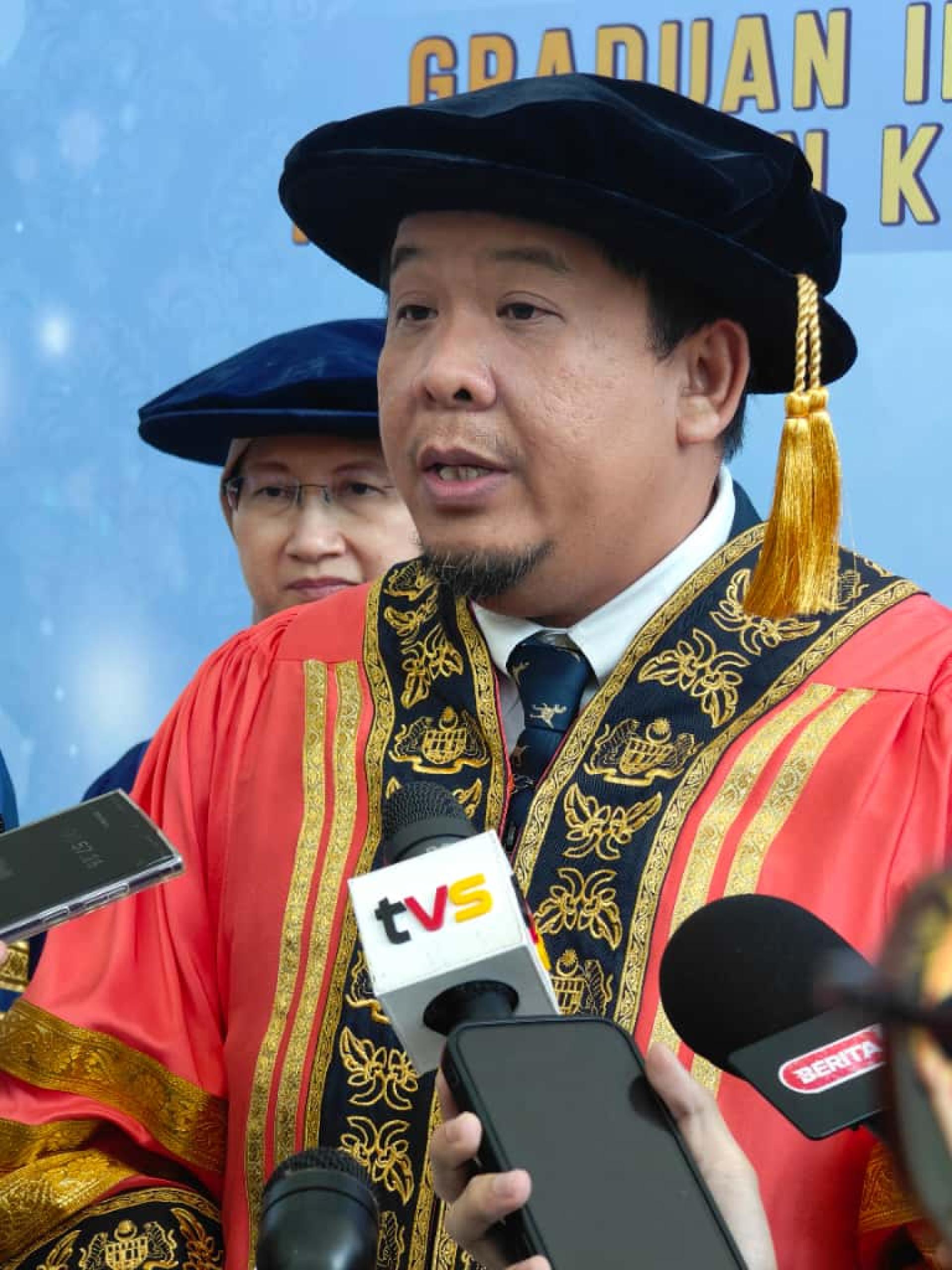 BERCAKAP... Timbalan Menteri Kesihatan Datuk Lukanisman Awang Sauni.