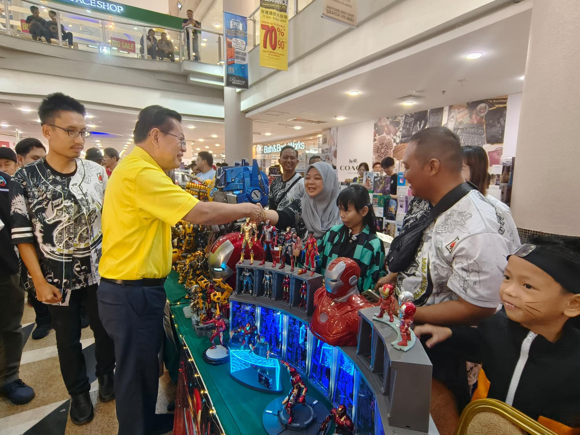 砂交通部长拿督斯里李景胜巡视展位，与参观者及商家交流。
