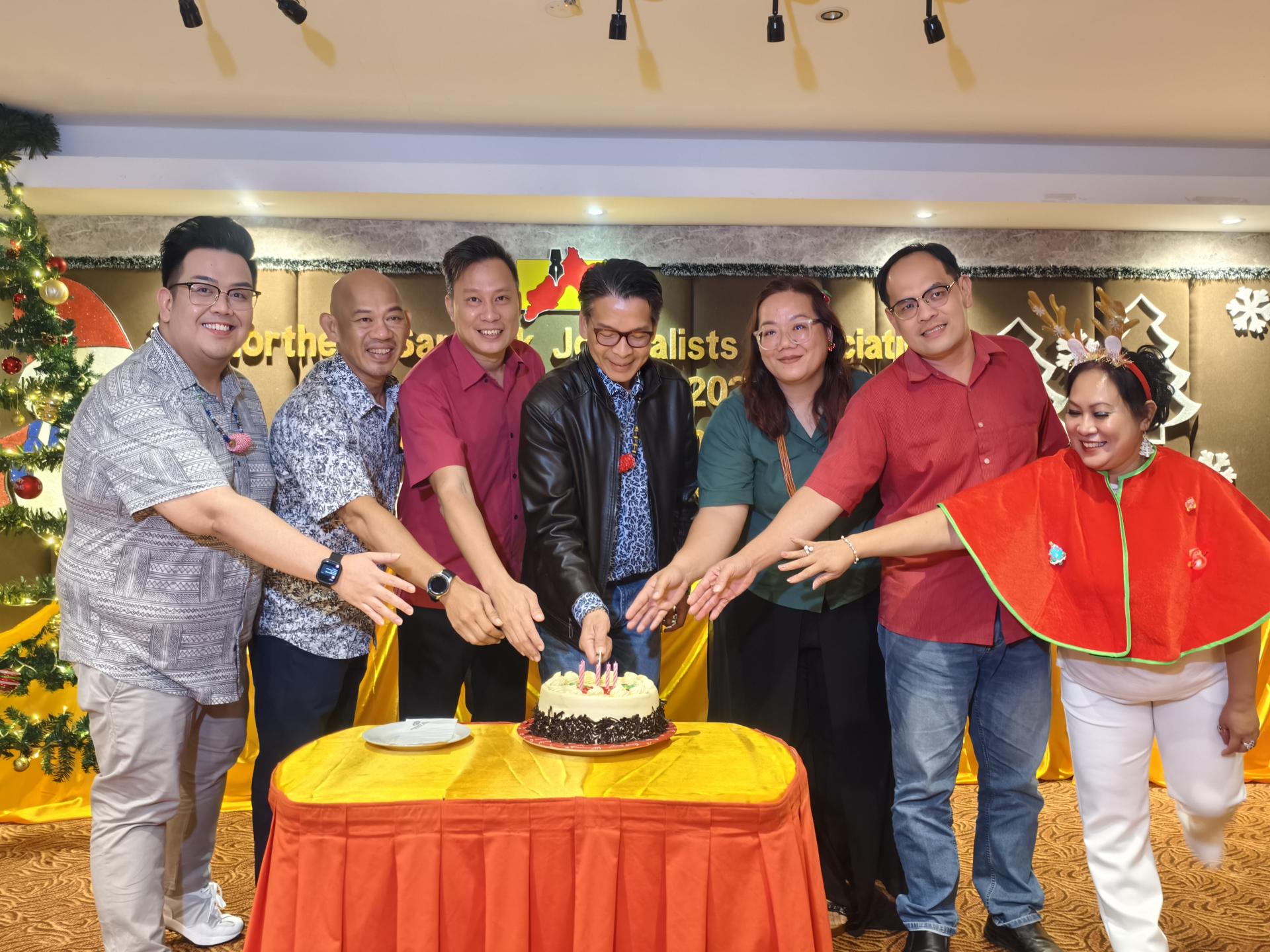左起为Petros公司代表Joe Balan与Aaron Gugkang、会长蔡传晋、主宾拿督丹尼斯奥、筹备会  主席珍妮花莱恩、财政杨万勇及秘书格蕾丝一同进行切蛋糕仪式，欢庆圣诞佳节。