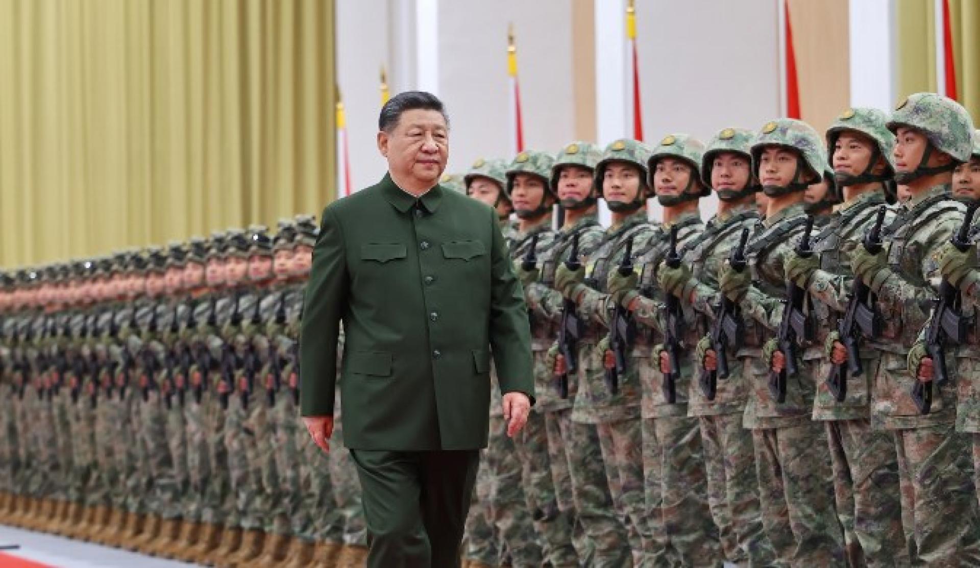 习近平视察解放军驻澳门部队。（图：新华社）