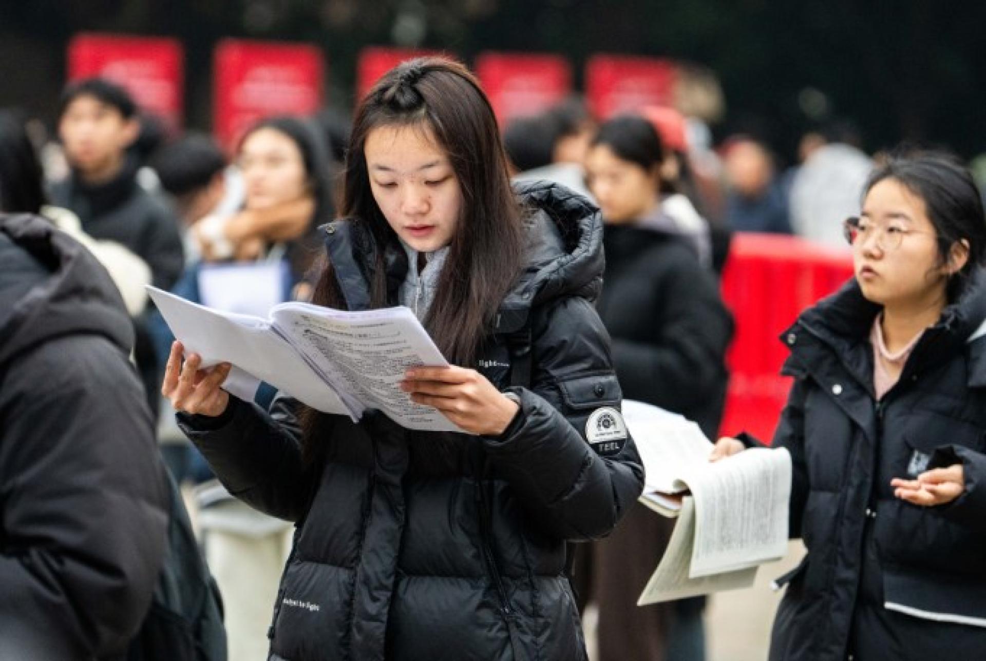 湖南农业大学考点，考生21日在考场外复习。（图：新华社）