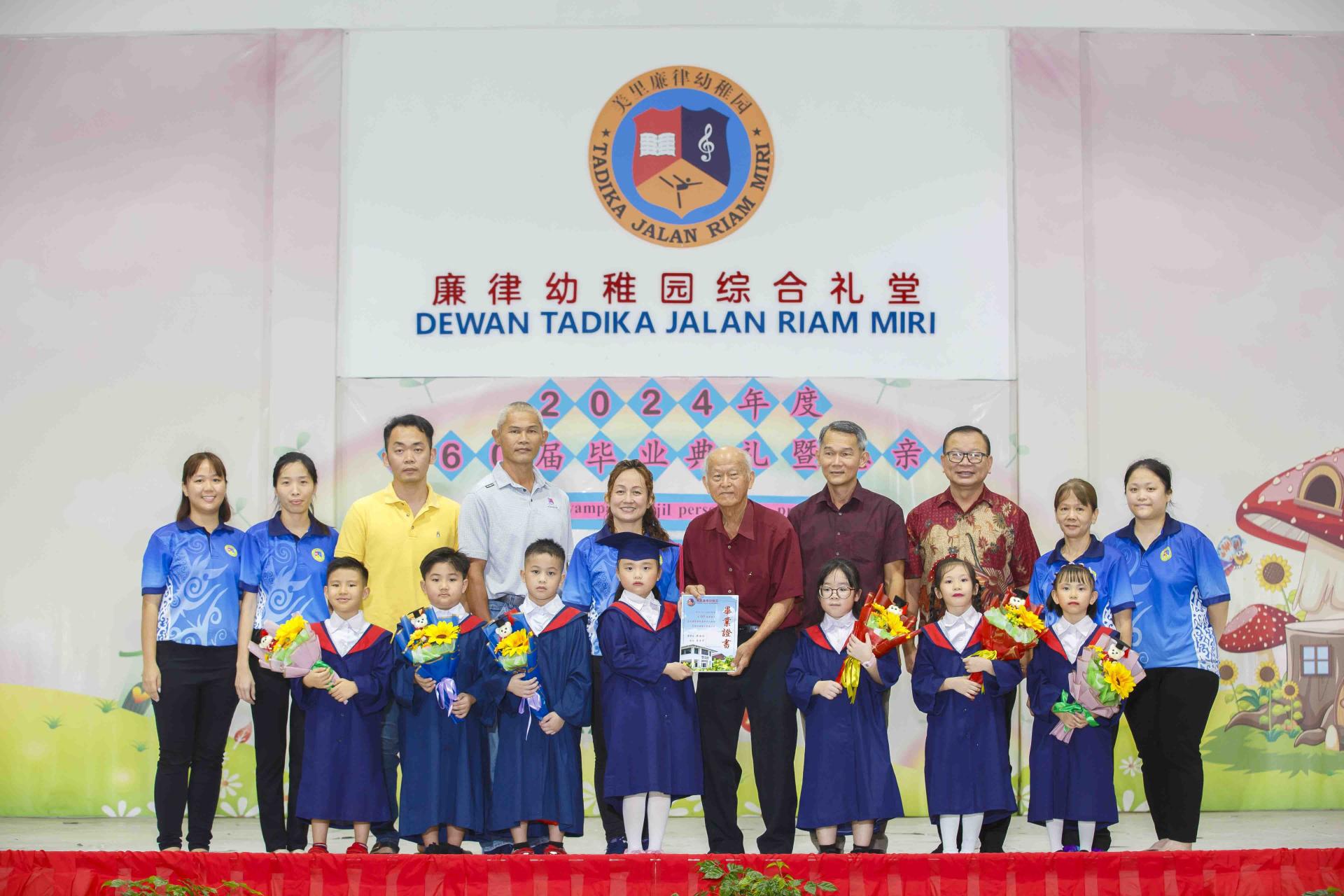 学生代表领毕业证。