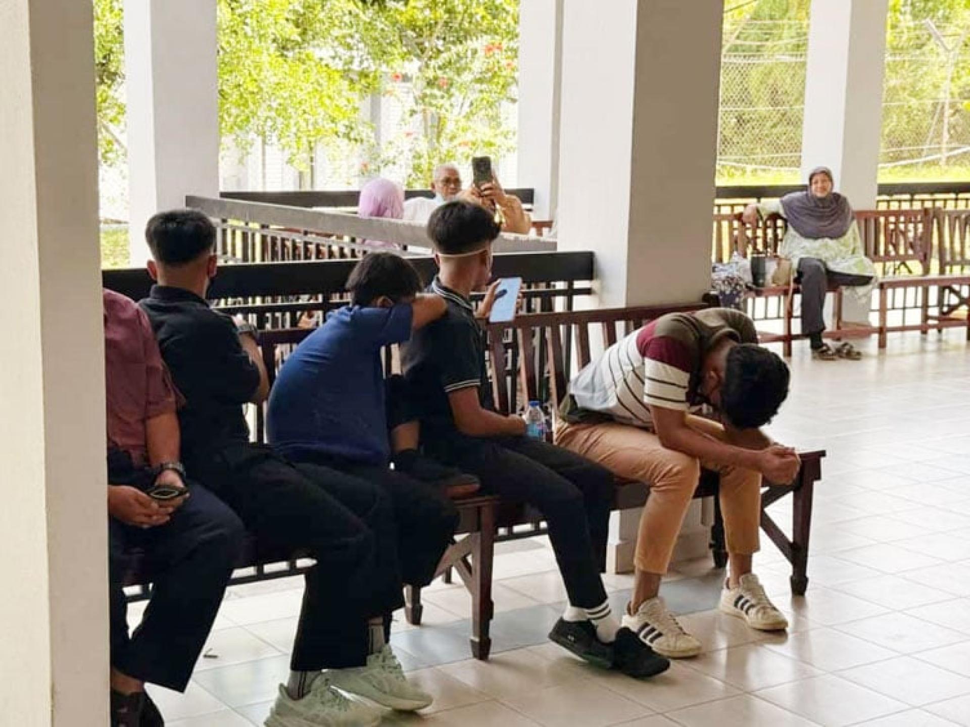 四名涉嫌性侵一名14岁女中学生的被告避开镜头。