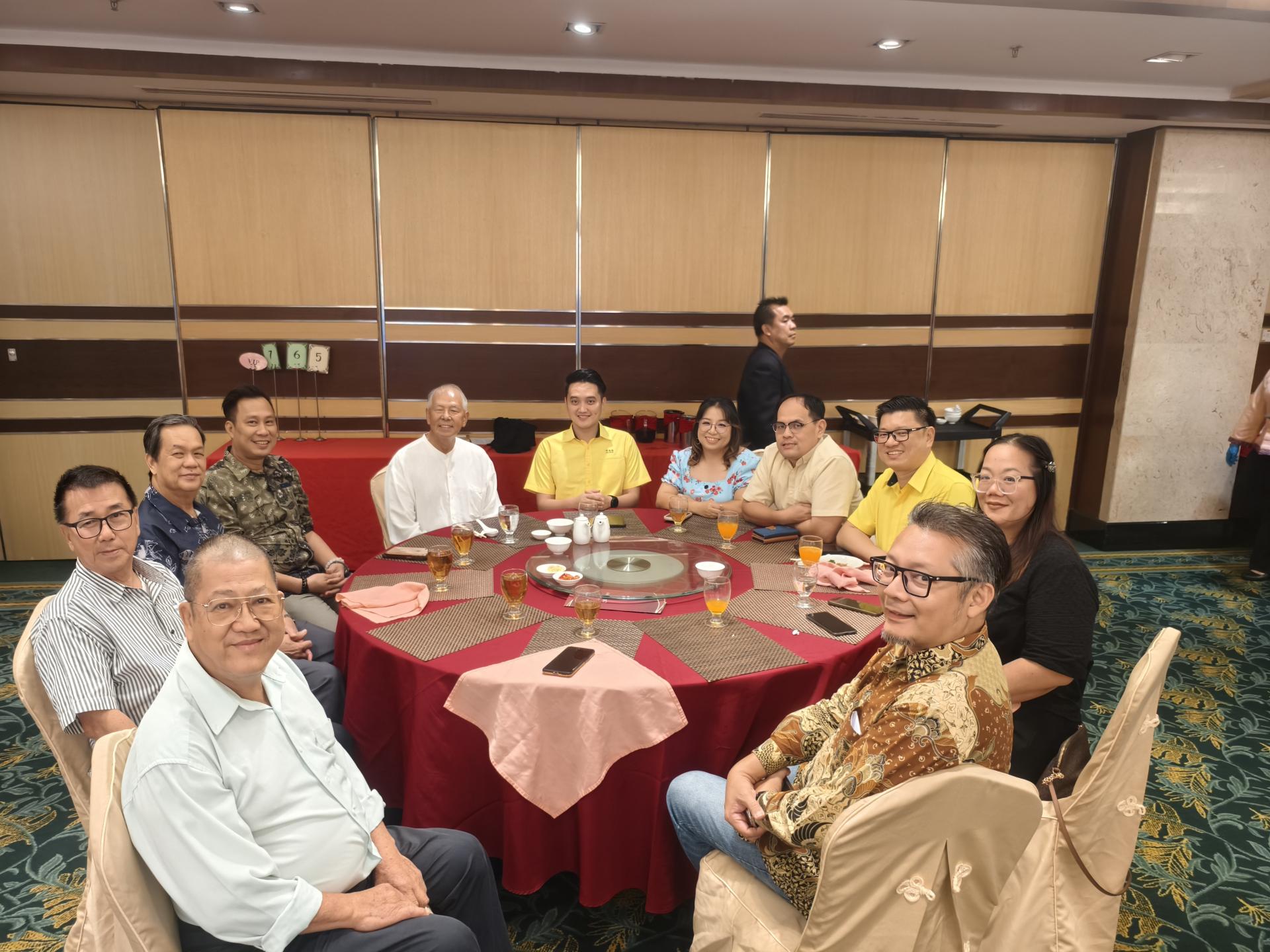 主桌嘉宾合影。左起为甲必丹田舜忠，甲必丹沈炎龙，本曼查冯兆明，北砂新协会长蔡传晋，砂旅游副部长拿督陈超耀，美里市长俞小珊的代表许勋扬，筹备会主席范文琦，北砂新协财政杨万勇，美里市议员范宏祥，北砂新协秘书珍妮弗以及美里市议员余忠明。
