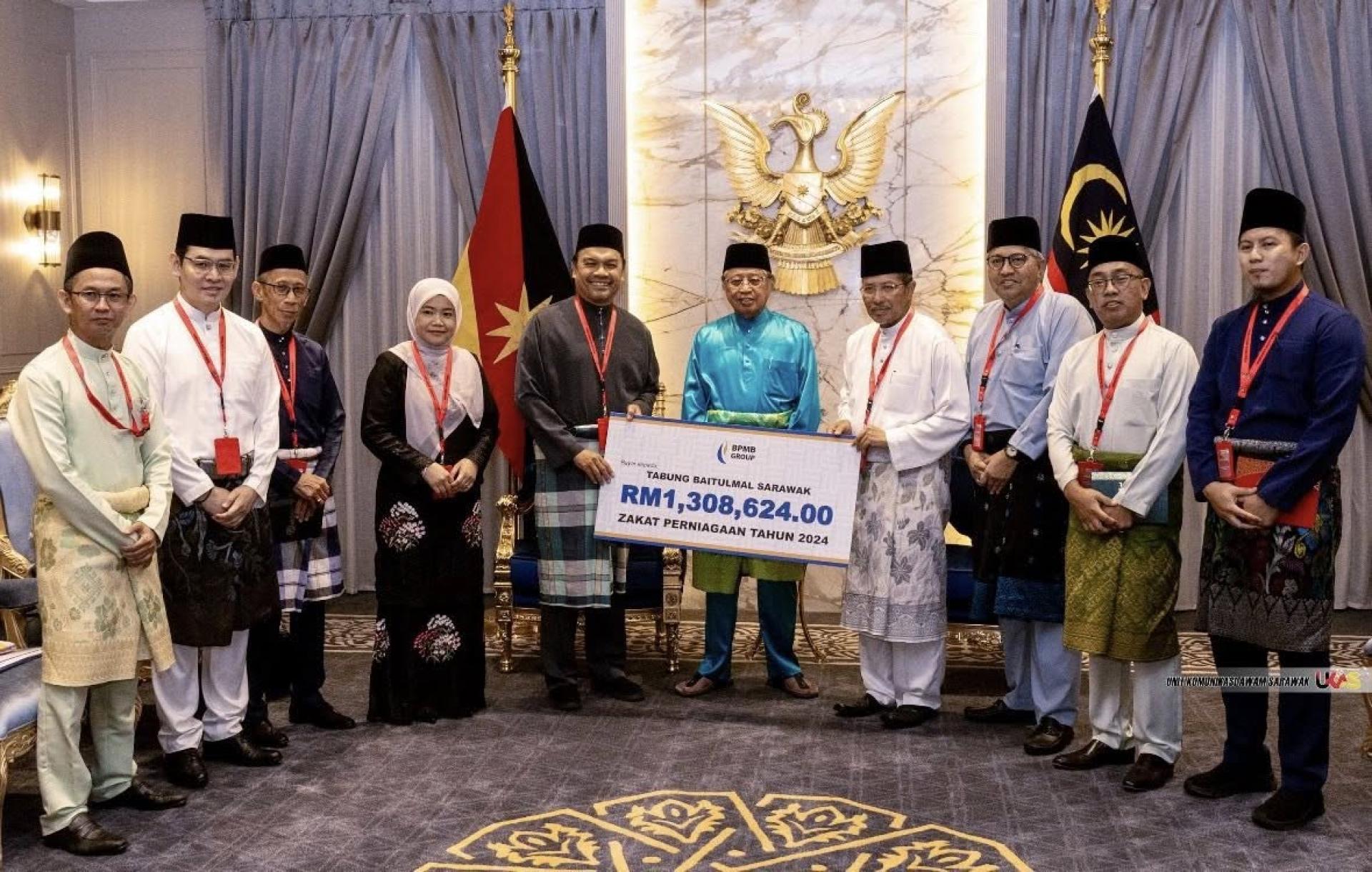 砂总理阿邦佐哈里（右5）见证移交时影。