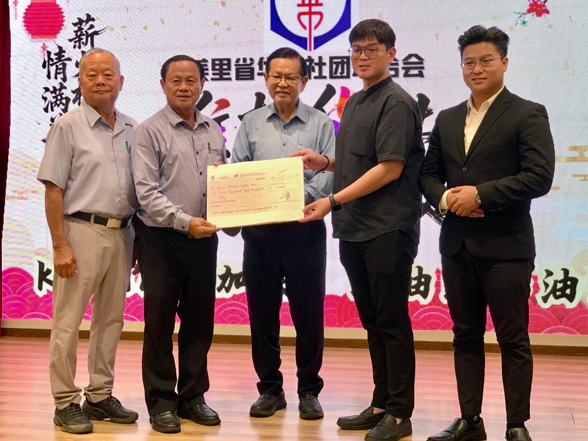 美里省华总副会长甲必丹严学忠（左2）在砂拉越交通部长拿督斯里李景胜等陪同及见证，捐赠并移交1万2500令吉善款予美里红新月会洗肾中心，用于中心的日常运营。