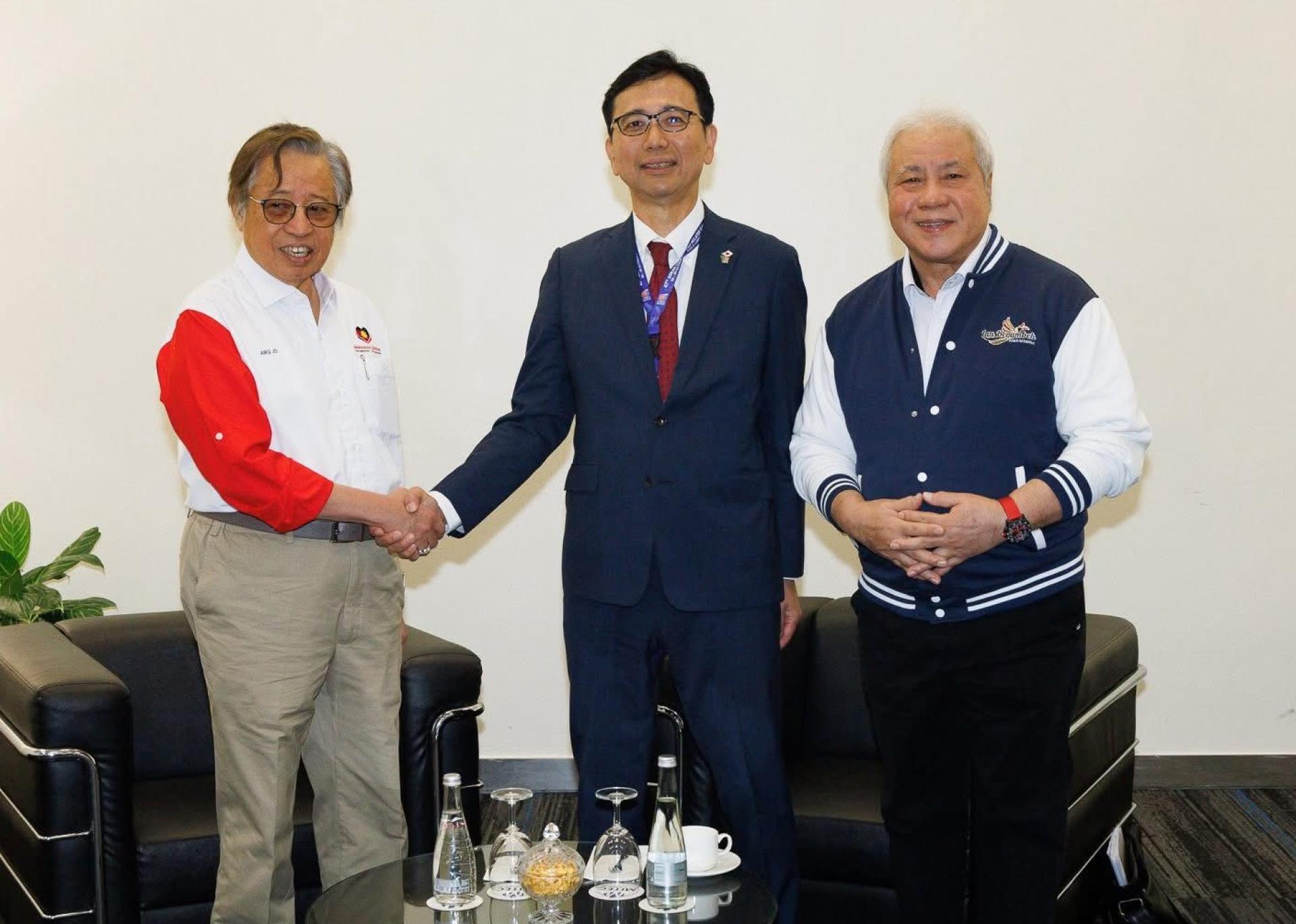 日本驻马来西亚大使四方敬之（中）与砂总理拿督巴丁宜丹斯里阿邦佐哈里（左）握手寒暄。右为砂副总理拿督阿玛阿旺登雅。