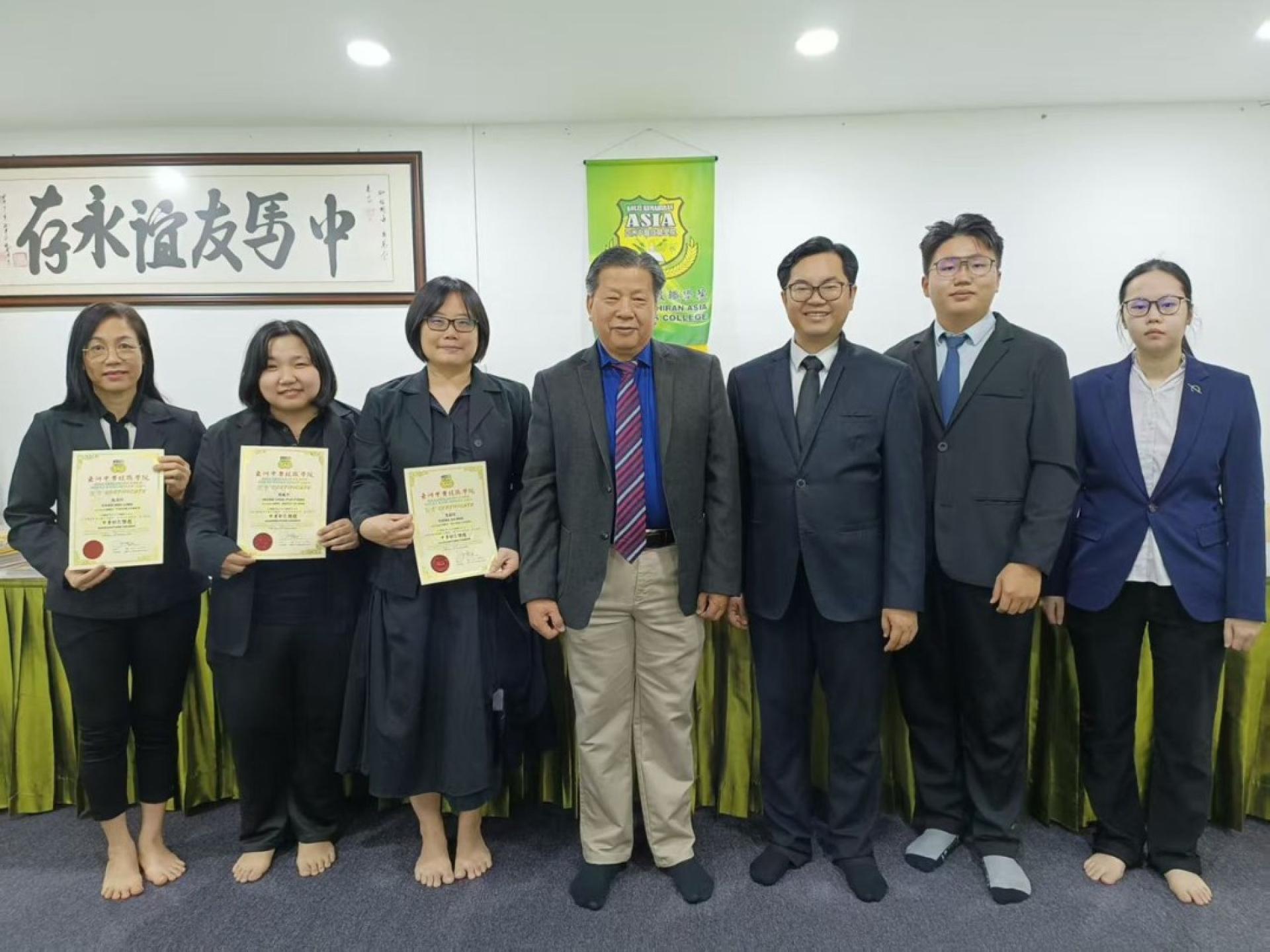 亚洲中医技职学院院长江宗兴（中）与主任江邦忠（右3）同应届中医针灸专科毕业生合影。