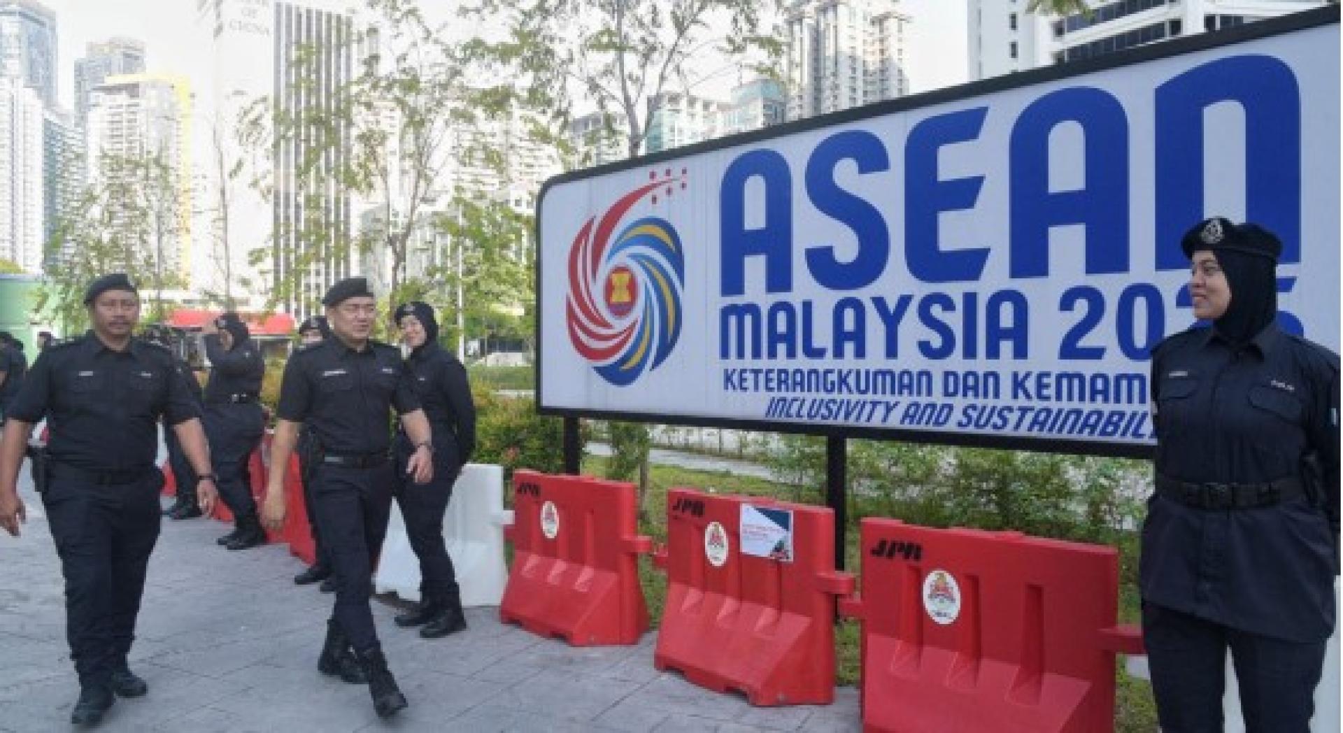 大批警力自凌晨起就驻守在吉隆坡双峰塔的会场周边维安，密集程度达“10步1警”，保安工作滴水不漏。